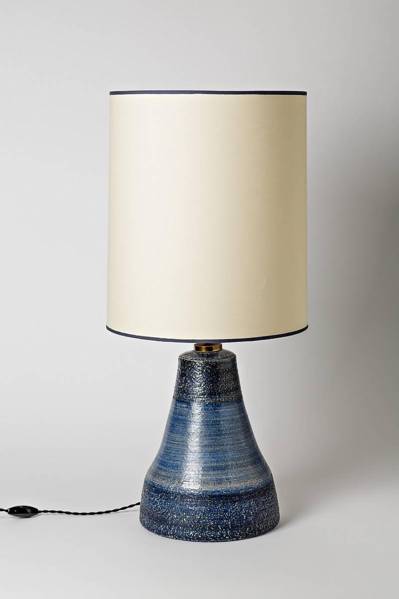 An elegant blue ceramic lamp by Raphael Giarusso.
Perfect original conditions.
Unique piece.
Signed at the base "R G".
circa 1970.
Sold with a new European electrical system and a new lampshade.

Dimensions: 

Ceramic and
