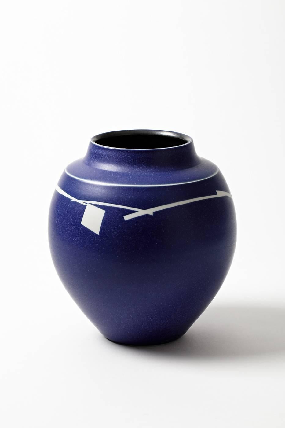 A porcelain vase by Robert Deblander with blue glaze and white geometrical decoration.
Handwritten signature under the base and artist monogram, circa 1990.
Unique piece.