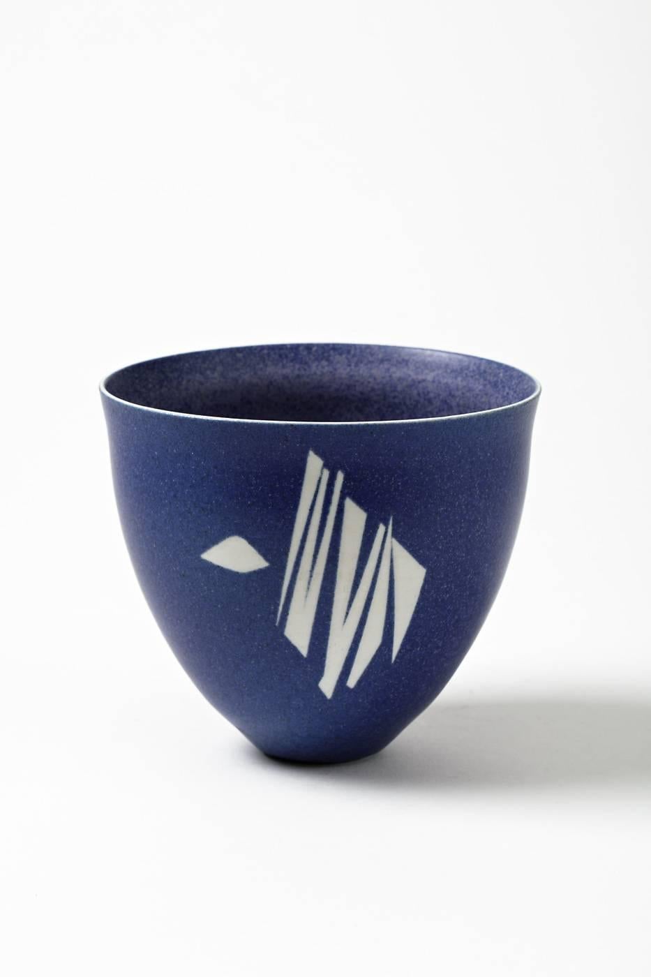A porcelain bowl by Robert Deblander with blue glaze and white geometrical decoration.
Handwritten signature under the base and artist monogram, circa 1990.
Unique piece.