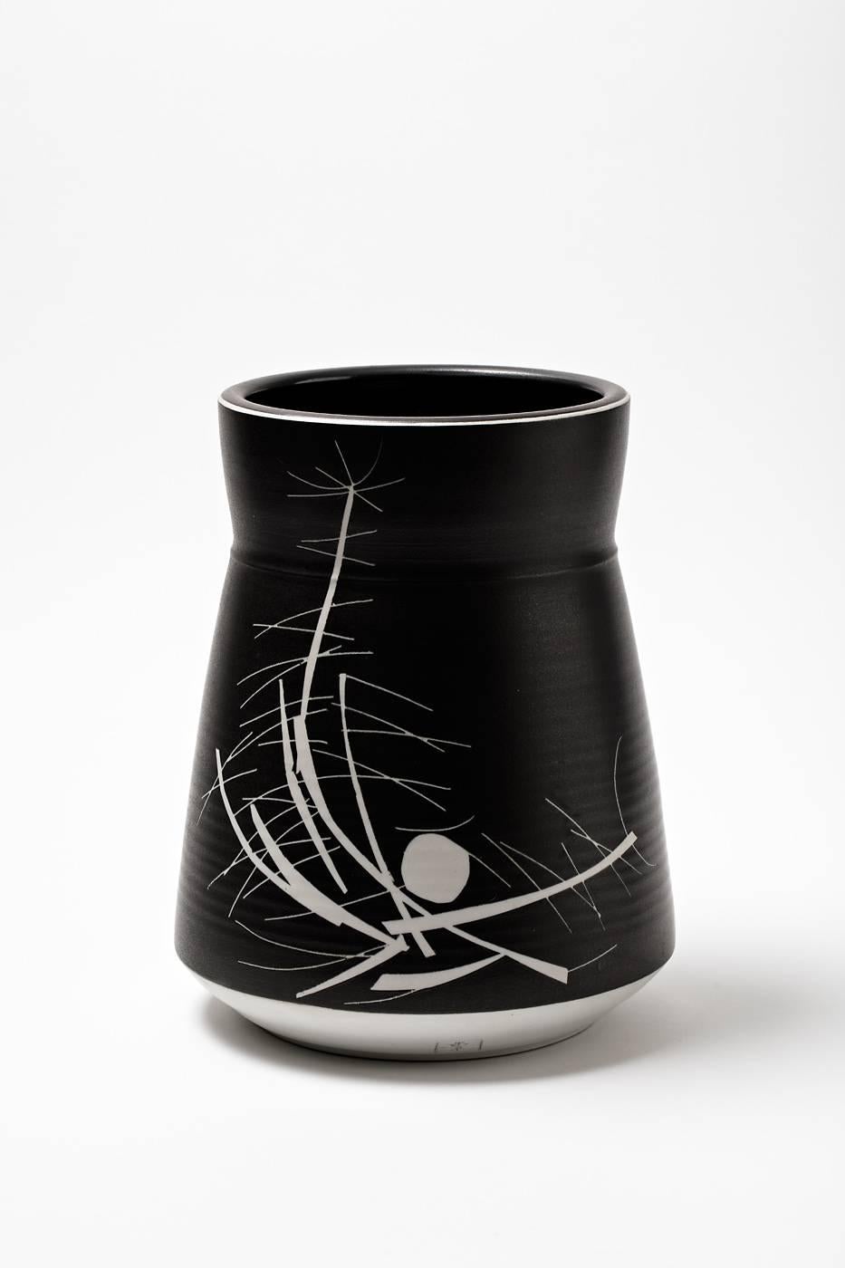 A porcelain vase by Robert Deblander with black glaze and white geometrical decoration. 
Handwritten signature under the base and artist monogram, circa 1990. 
Unique piece.