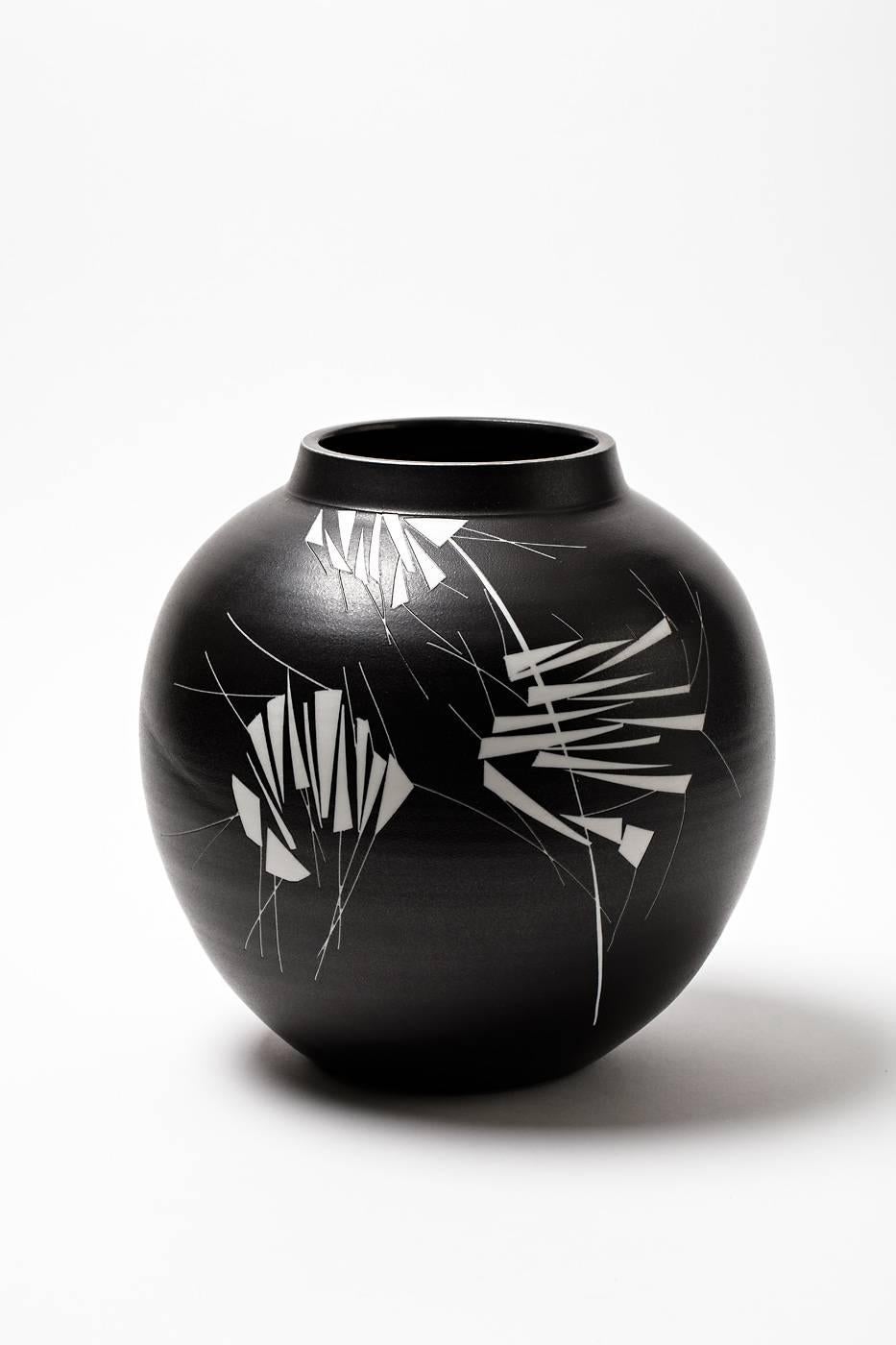 A porcelain vase by Robert Deblander with black glaze and white geometrical decoration. 
Handwritten signature under the base and artist monogram, circa 1990. 
Unique piece.