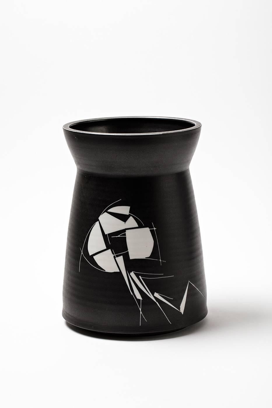 A porcelain vase by Robert Deblander with black glaze and white geometrical decoration. 
Handwritten signature under the base and artist monogram, circa 1990. 
Unique piece.
