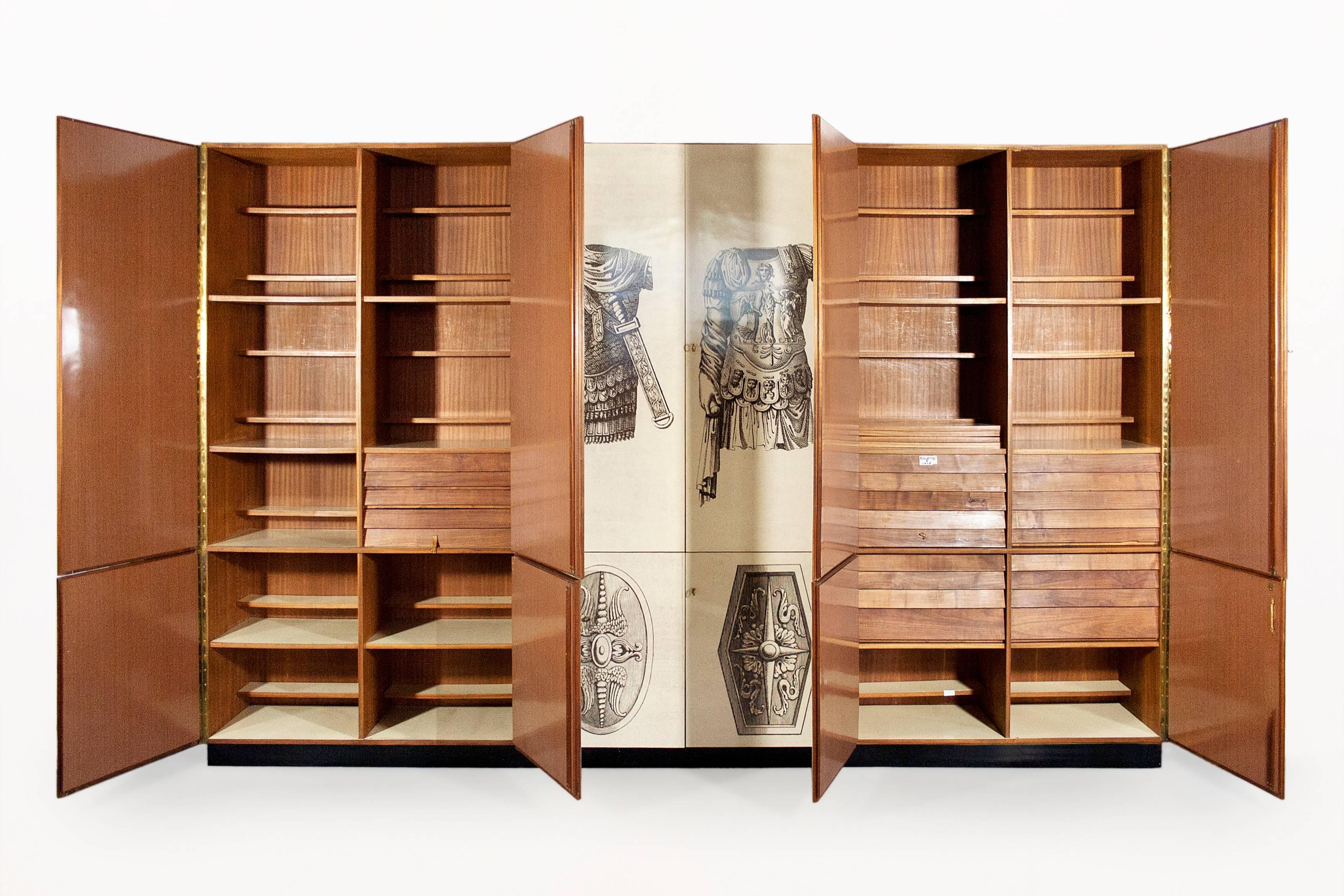Important neoclassical cabinet with armory motifs.
In the style of Fornasetti.
Interior with 25 drawers and 37 removable shelves
Provenance: From the Presidential Office of the Director of a Turino-based Formica Production Company.
circa 1970,