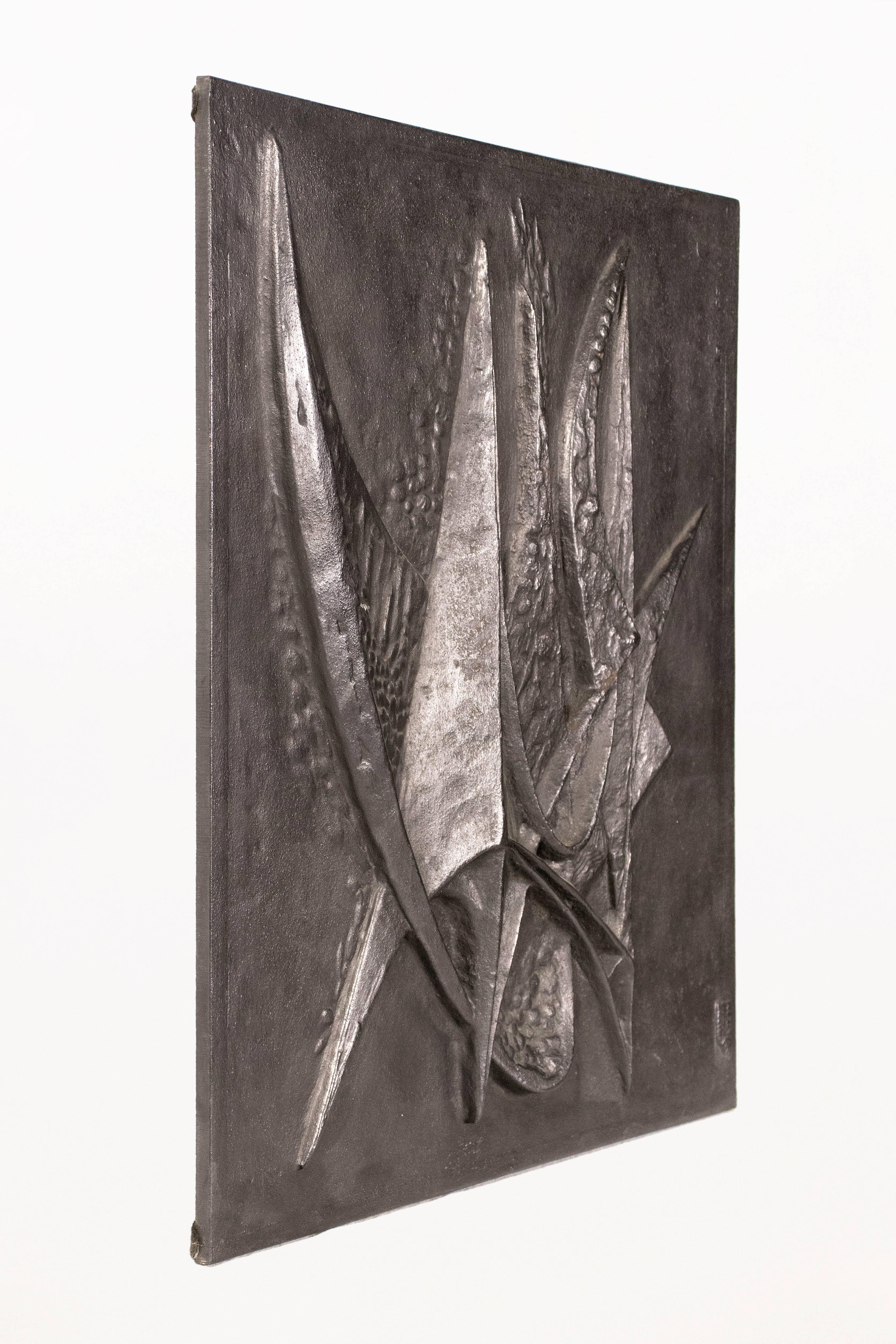 Plaque de cheminée Brutalist en fonte
Décoré de formes abstraites avec relief
France, vers 1960 
Très bon état vintage.