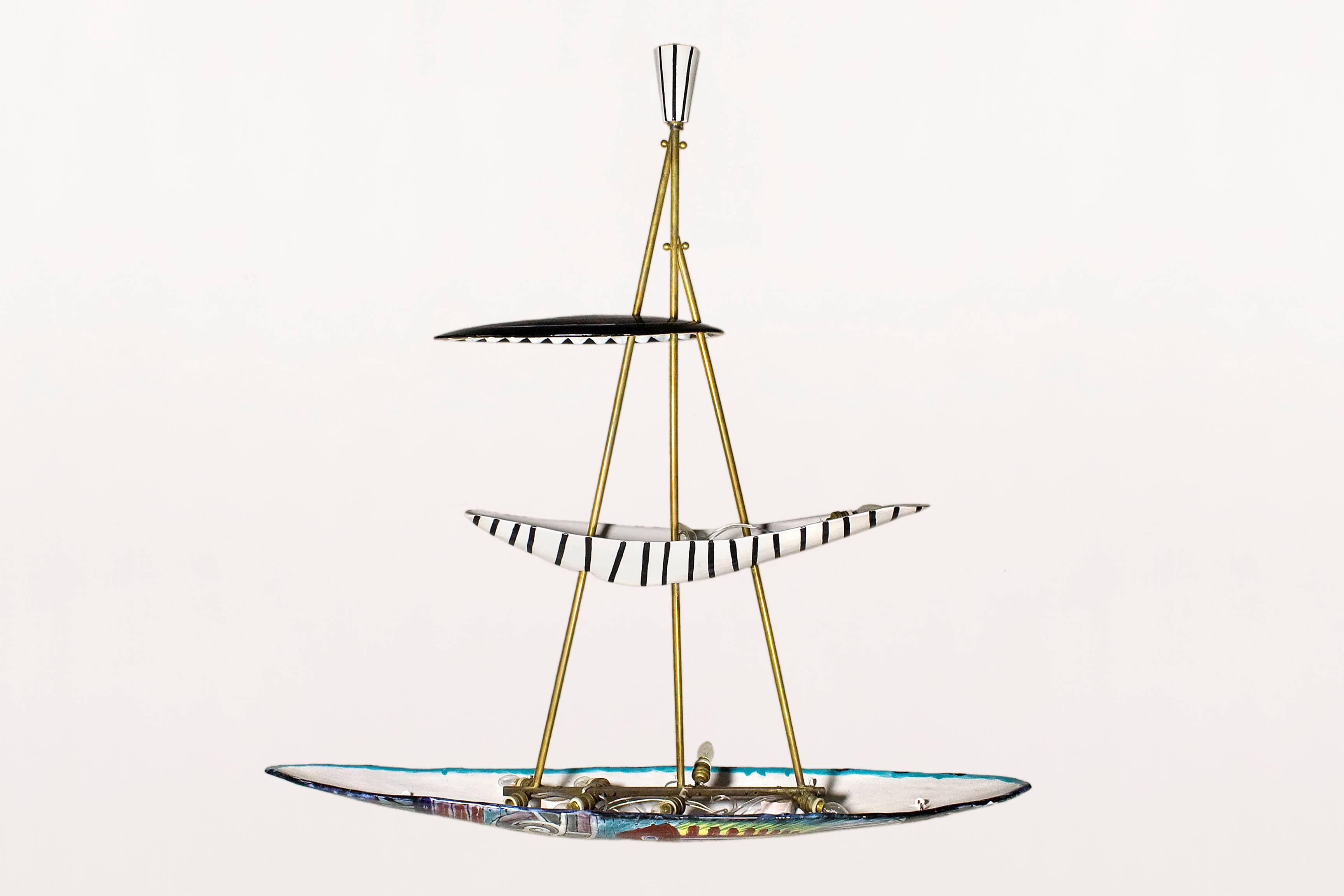 Lustre San Polo Venezia en céramique et laiton
3 plats en céramique  Décoré avec des motifs de poissons
Circa 1960, Italie
Modules en céramique avec structure en laiton
Très bon état vintage