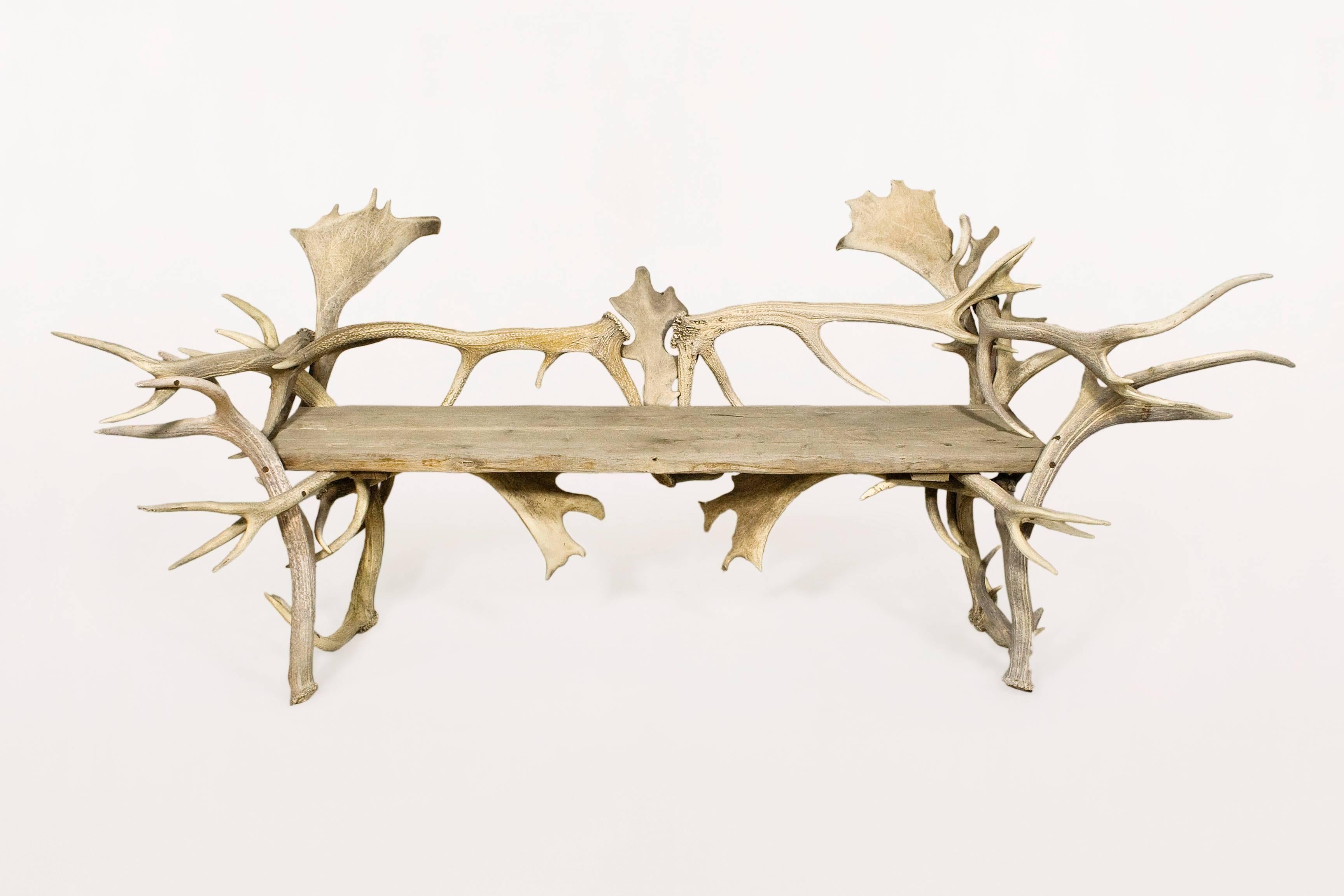 Authentic antique antler bench.
Craftsmanship and elegance
antlers and wooden seat,
circa 1920, Switzerland.
Very good vintage condition.