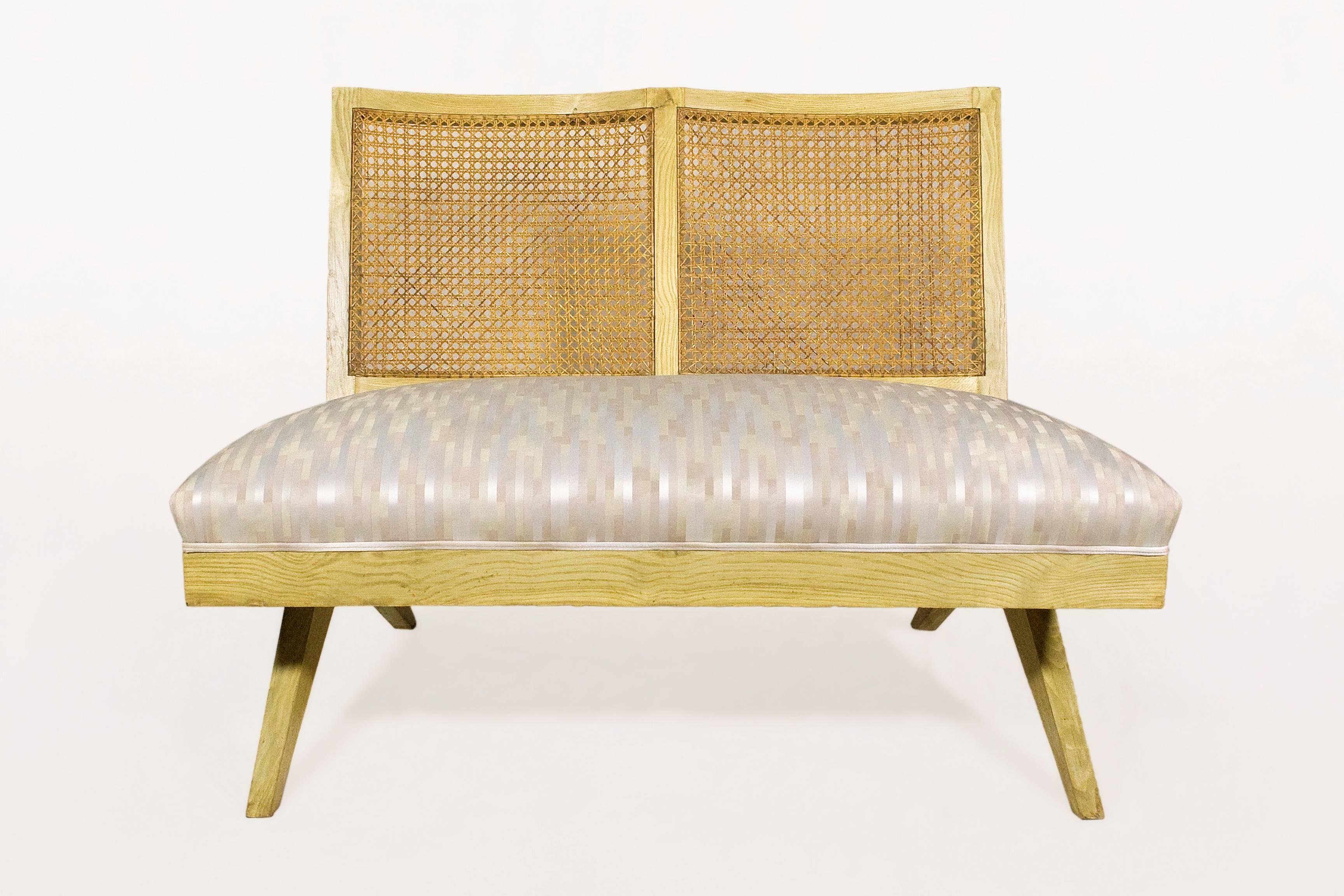 Oak loveseat.
Re-upholstered.
Elegant design, 
circa 1950, France.
Very good vintage condition.