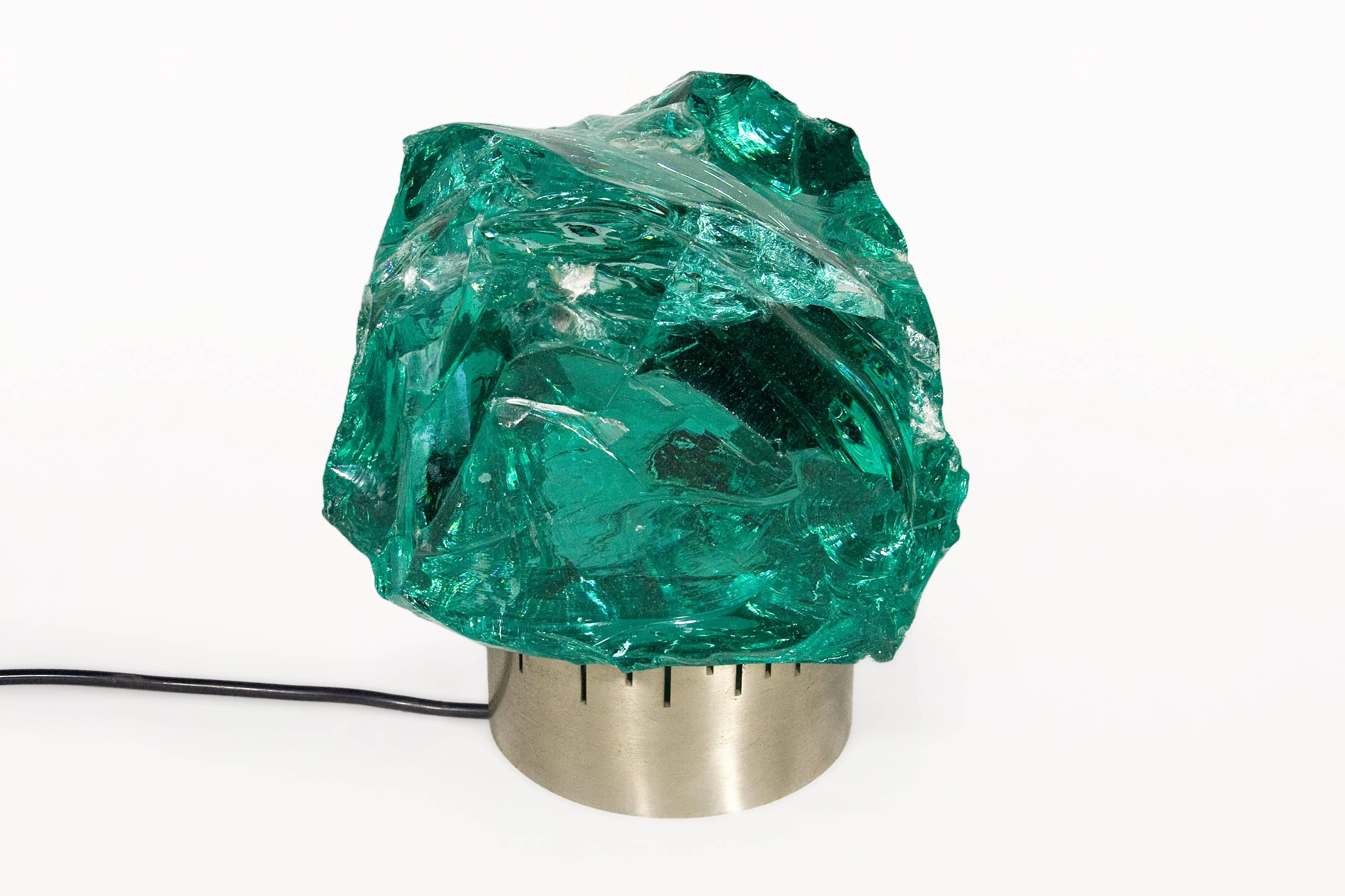 Max Ingrand green crystal lamp made by Saint Gobain.
Unique and sculptural.
Brushed nickel plated brass and chiseled green crystal,
circa 1960, Italy.
Very good vintage condition.