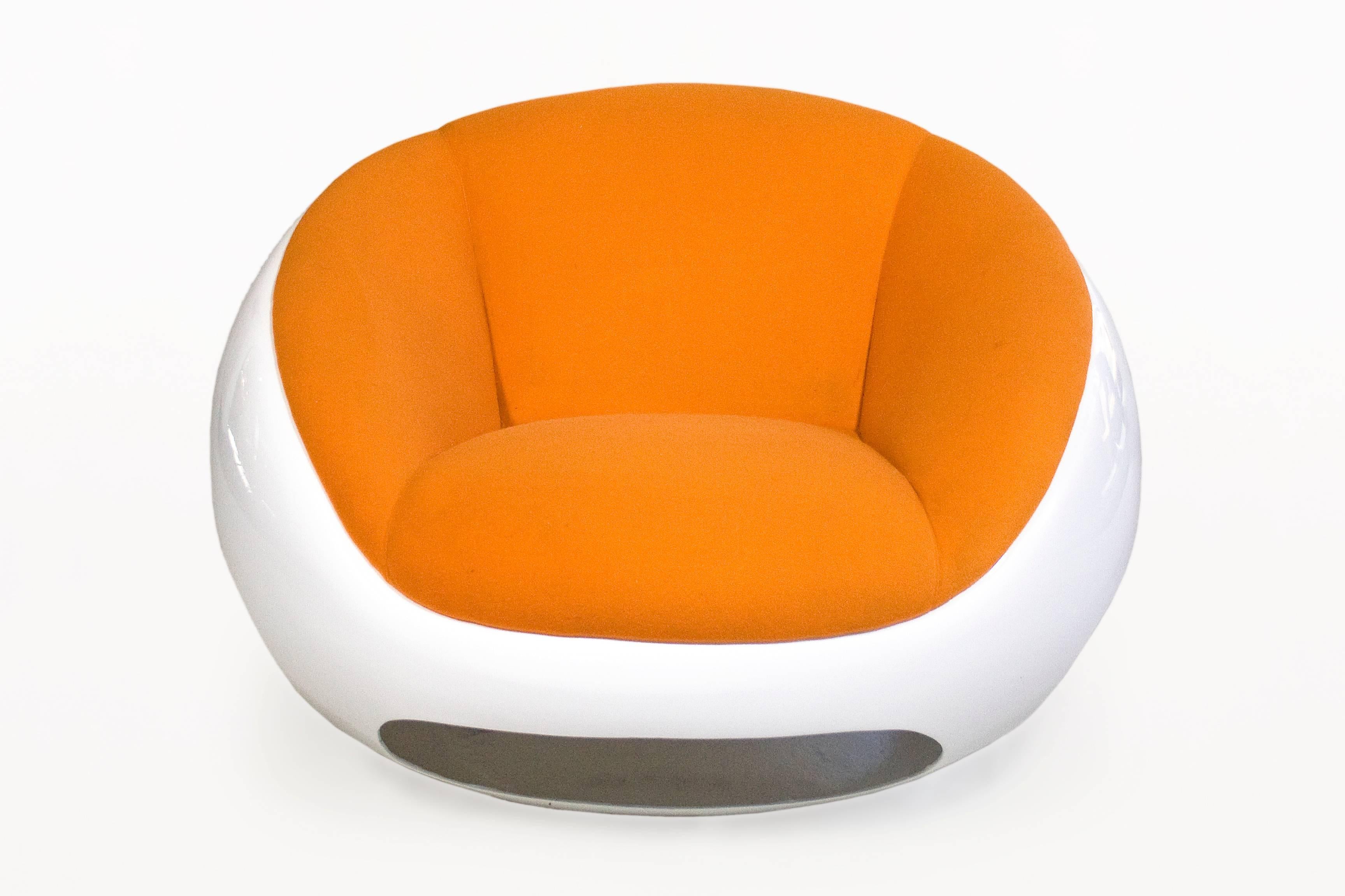 Pair of Mario Saporiti lounge chairs.
Original fabric: Orange and blue.
Fiberglass structure,
circa 1970, Italy.
Architecturally stunning and comfortable.
Very good vintage condition.
