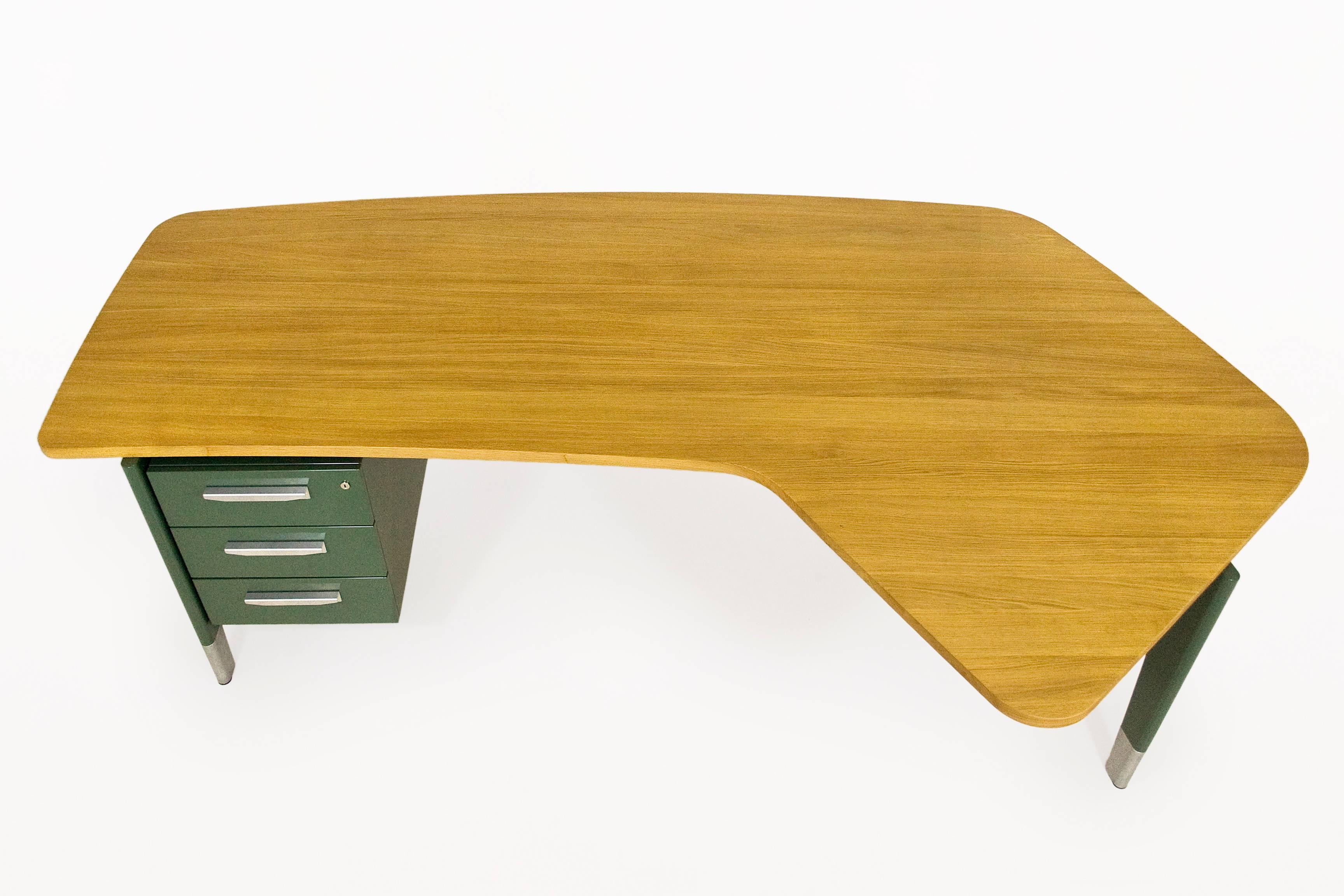 Jean Prouvé presidence desk
Lacquered bent steel
Stamped Vitra Edition
2015, France
Very good vintage condition.