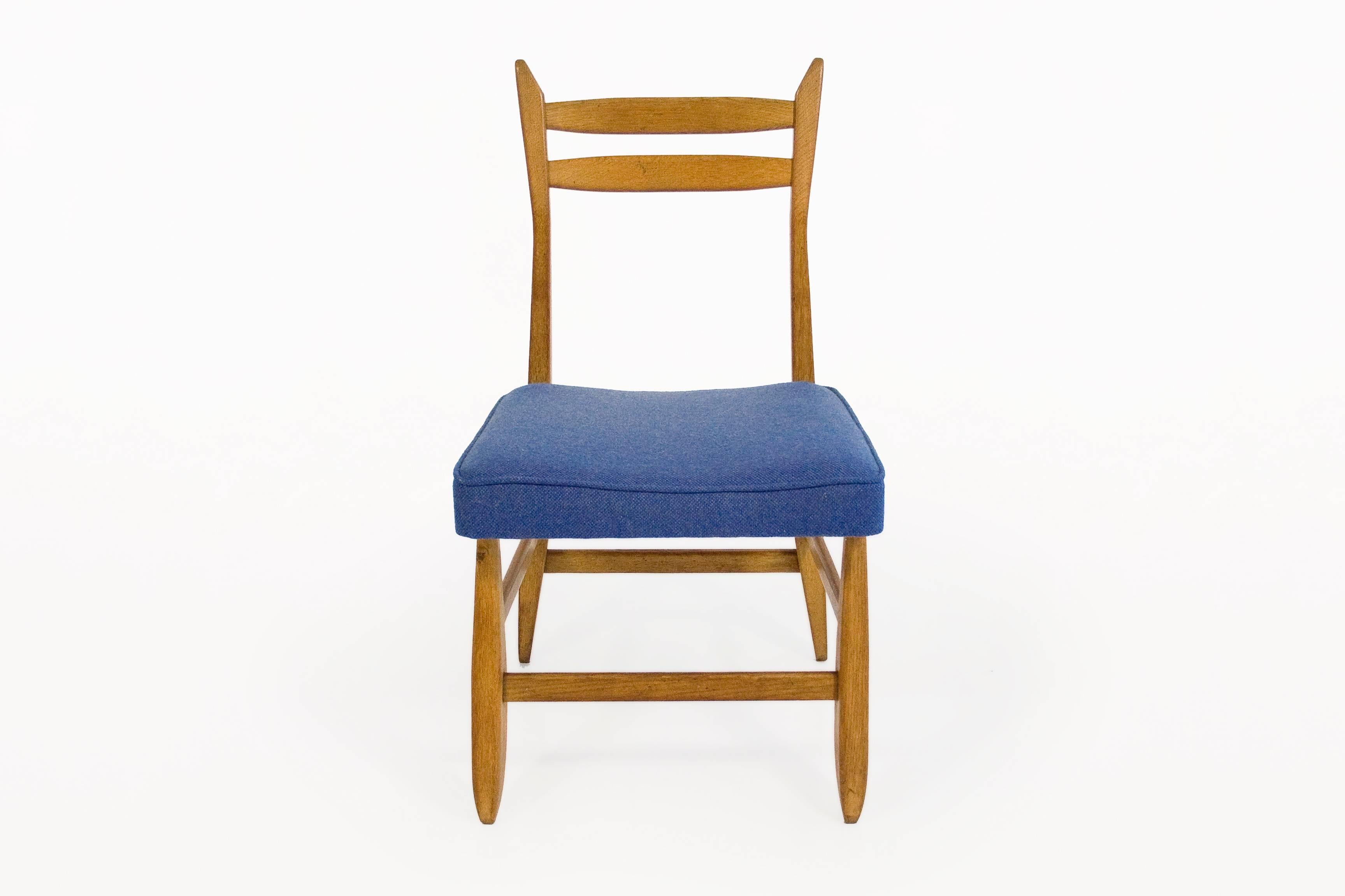 Set of six Guillerme et Chambron oak dining chairs
The back shows great attention to detail and great woodworking
Upholstered with blue fabric
circa 1960, France
Very good vintage condition.