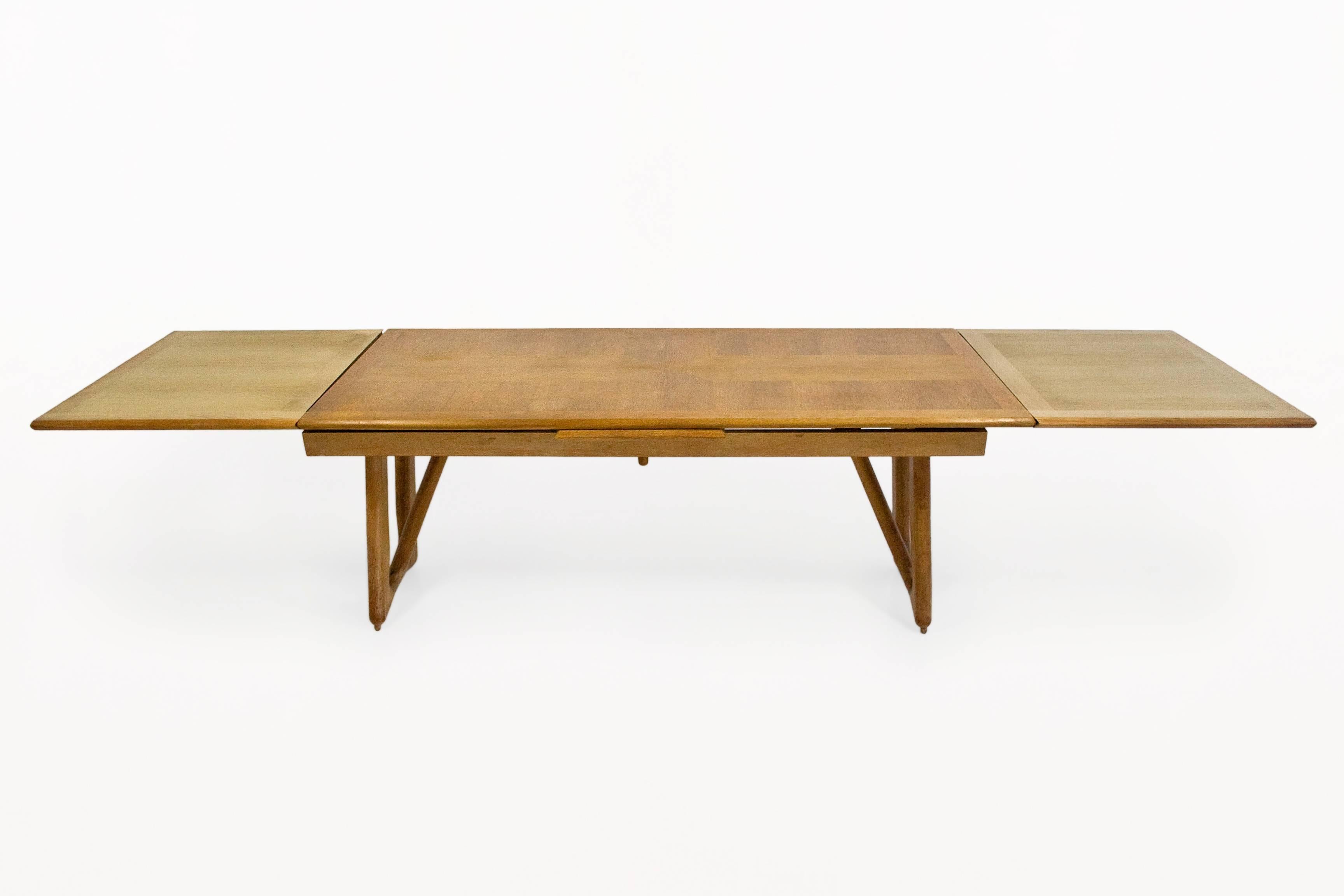 Guillerme et Chambron Oak Leaf Extension Dining Table, circa 1960, France In Good Condition In Girona, Spain