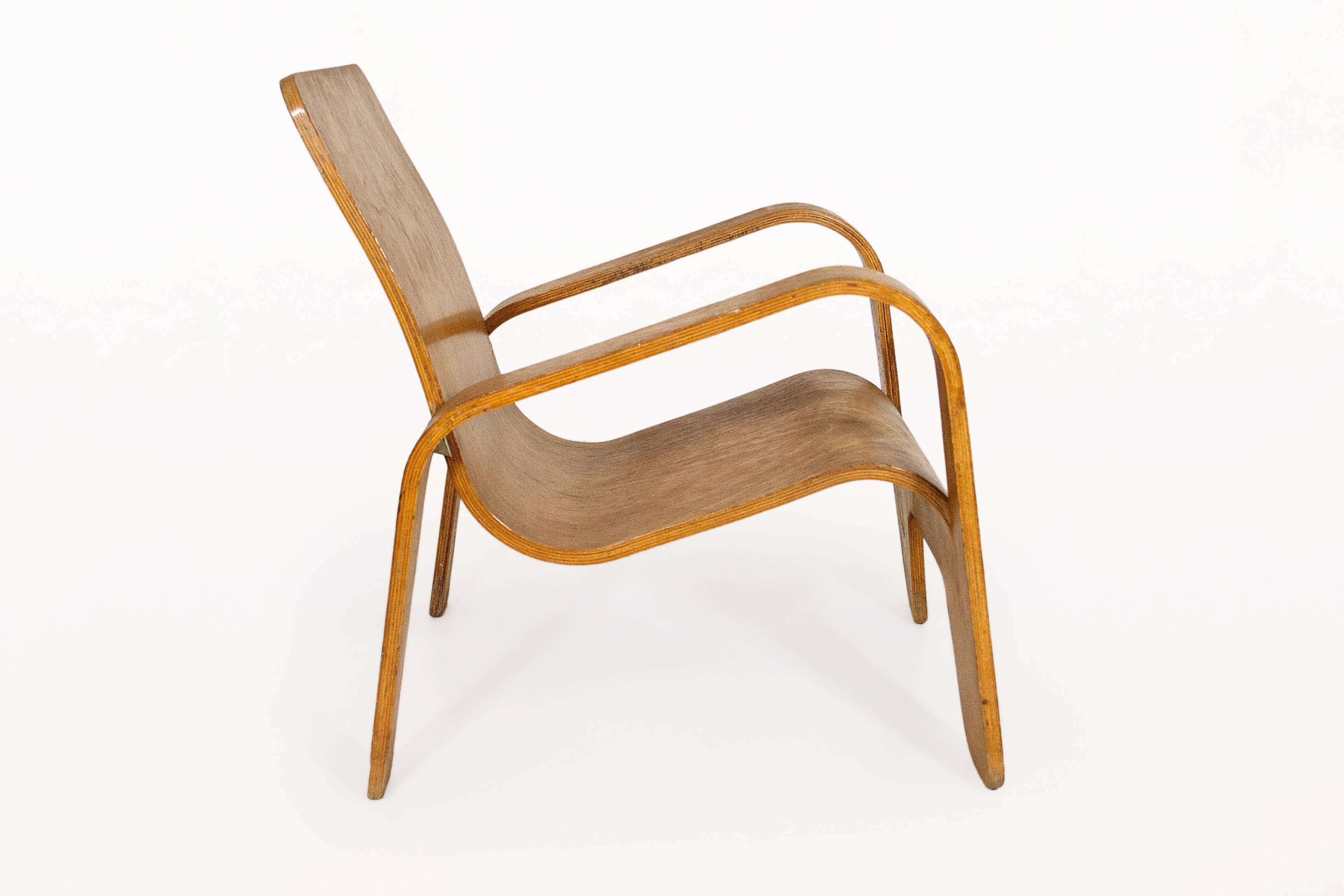 Lounge chair by Han Pieck for Lawo Ommen
Stunning design
Lounge chair made out of one piece of laminated plywood
circa 1940, Netherlands
Very good vintage condition.