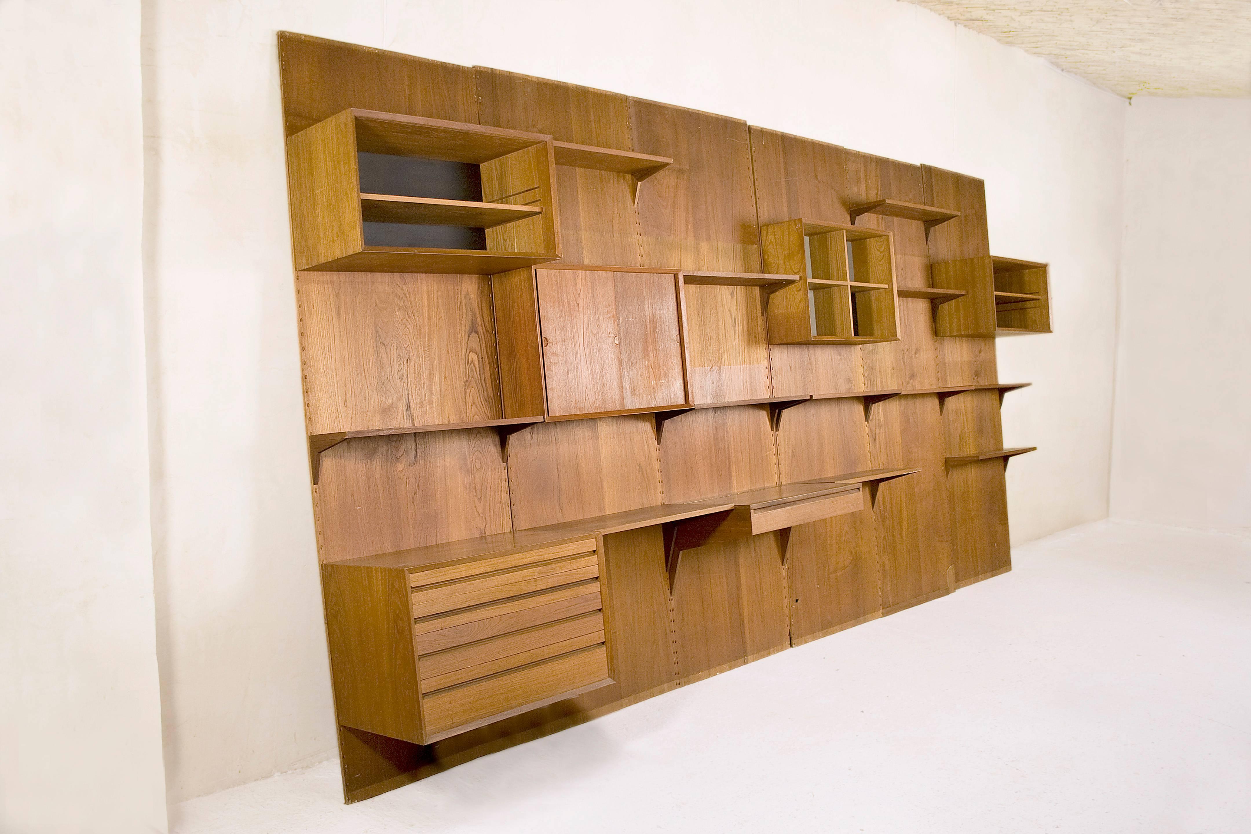 Six-panel teak wall unit by Poul Cadovious
Highly versatile and functional wall unit
Includes movable shelves, drawers, desk top, etc,
circa 1950, Denmark
Very good vintage condition.