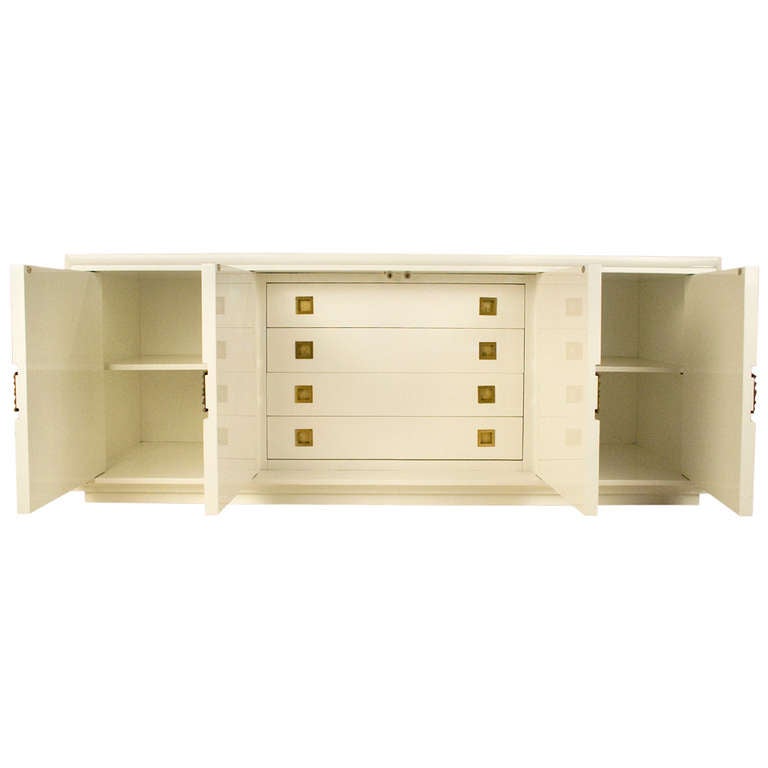 Elegant Brutalist Credenza by Luciano Frigerio
Italy, circa 1970
White lacquer and bronze
Interior cupboards and drawers
Very good vintage condition.