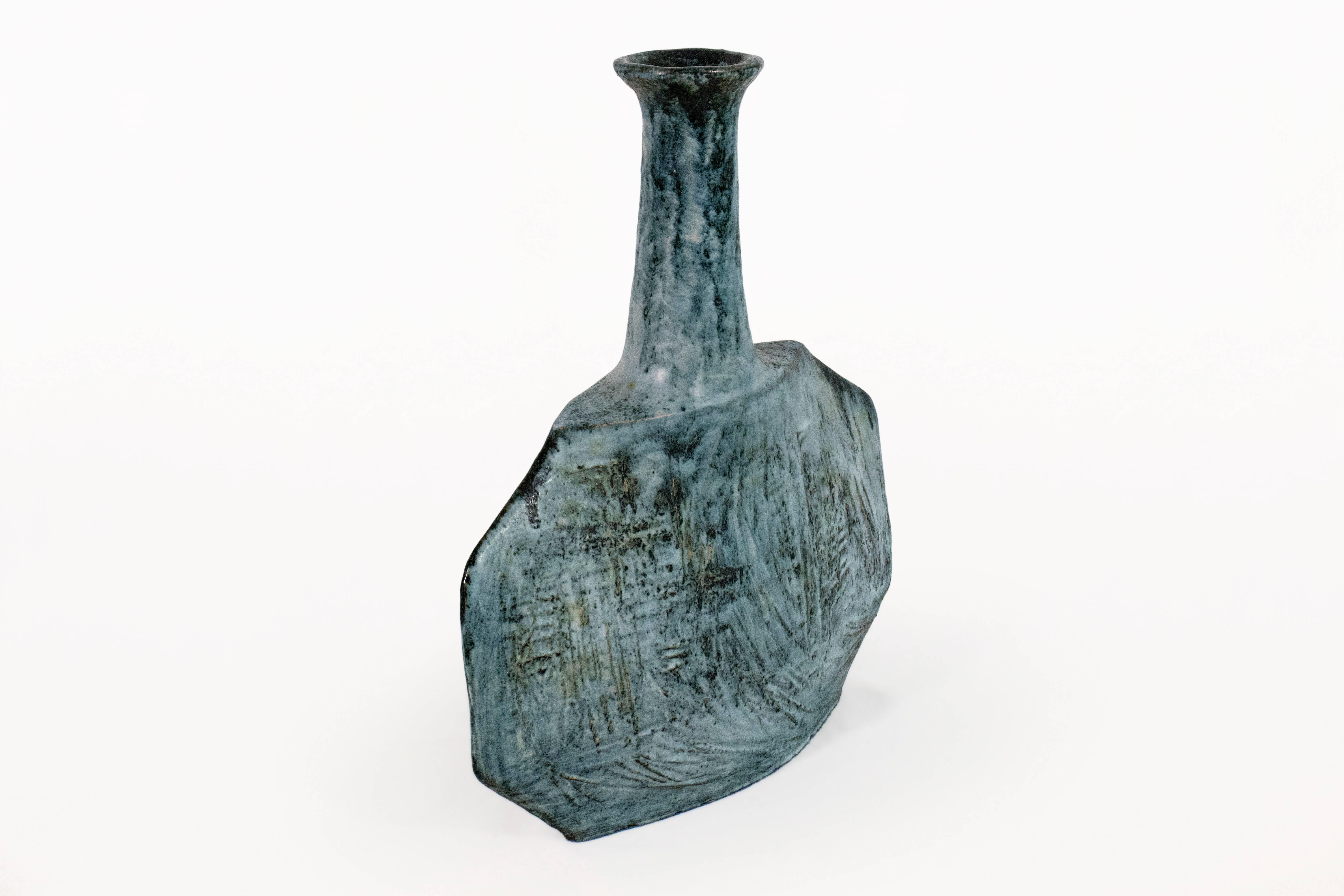 Vaso in ceramica di Giuseppe Rossicone
Fatto a mano
Tipico smalto blu Ferrigno
Etichetta originale 