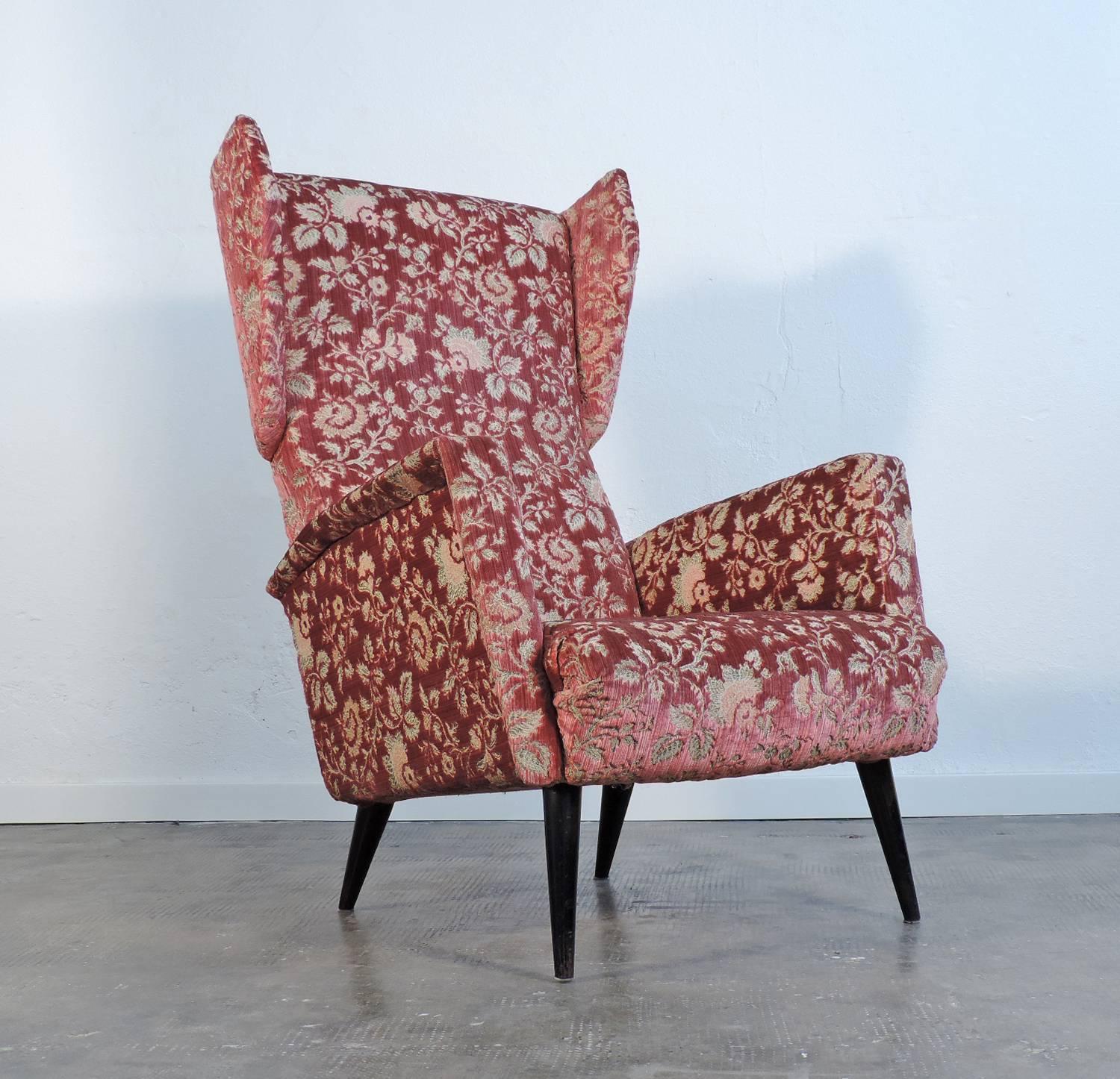 Splendid Gio Ponti pair of armchairs for Dassi.
Original fabric.
Ref: Il mobile italiano degli anni 1940-1950.
 M.Maino e I. De Guttry.
Bari 1992.
P.151.