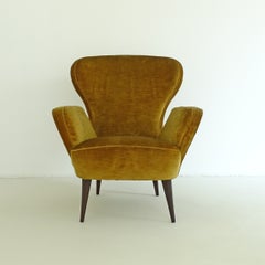 Ein Paar italienische Mid-Century-Modern-Sessel mit Flügellehnen aus senffarbenem Samt, 1950er Jahre