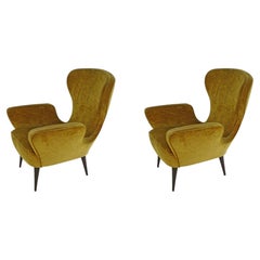 Ein Paar italienische Mid-Century-Modern-Sessel mit Flügellehnen aus senffarbenem Samt, 1950er Jahre