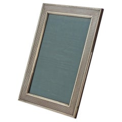 Cornice per foto italiana degli anni ’50 in argento, con bordo goffrato e retro in legno