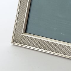 Cornice per foto italiana degli anni ’50 in argento, con bordo goffrato e retro in legno