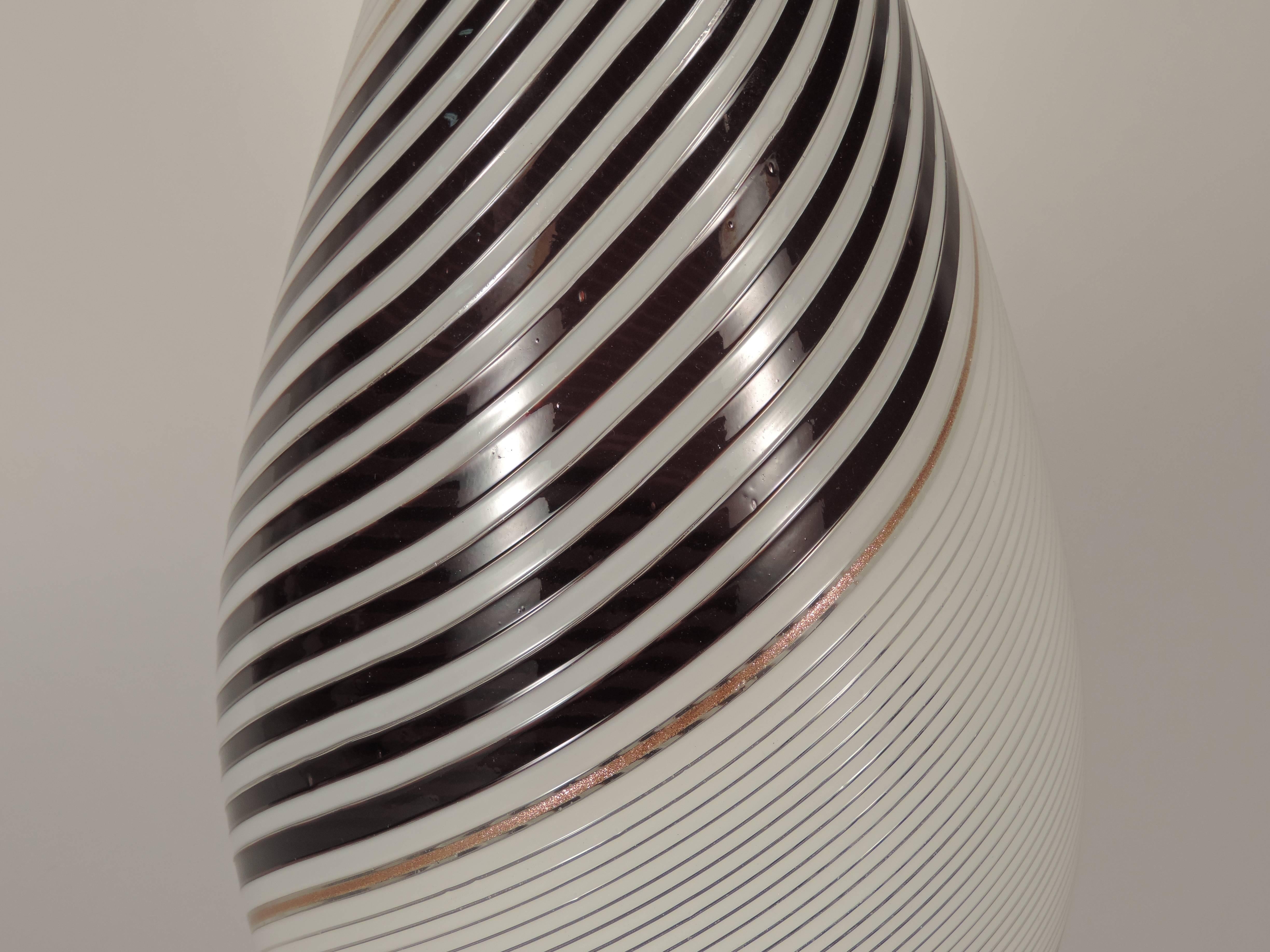 Splendido vaso grande di Dino Martens Vetro a mezza filigrana per Aureliano Toso.