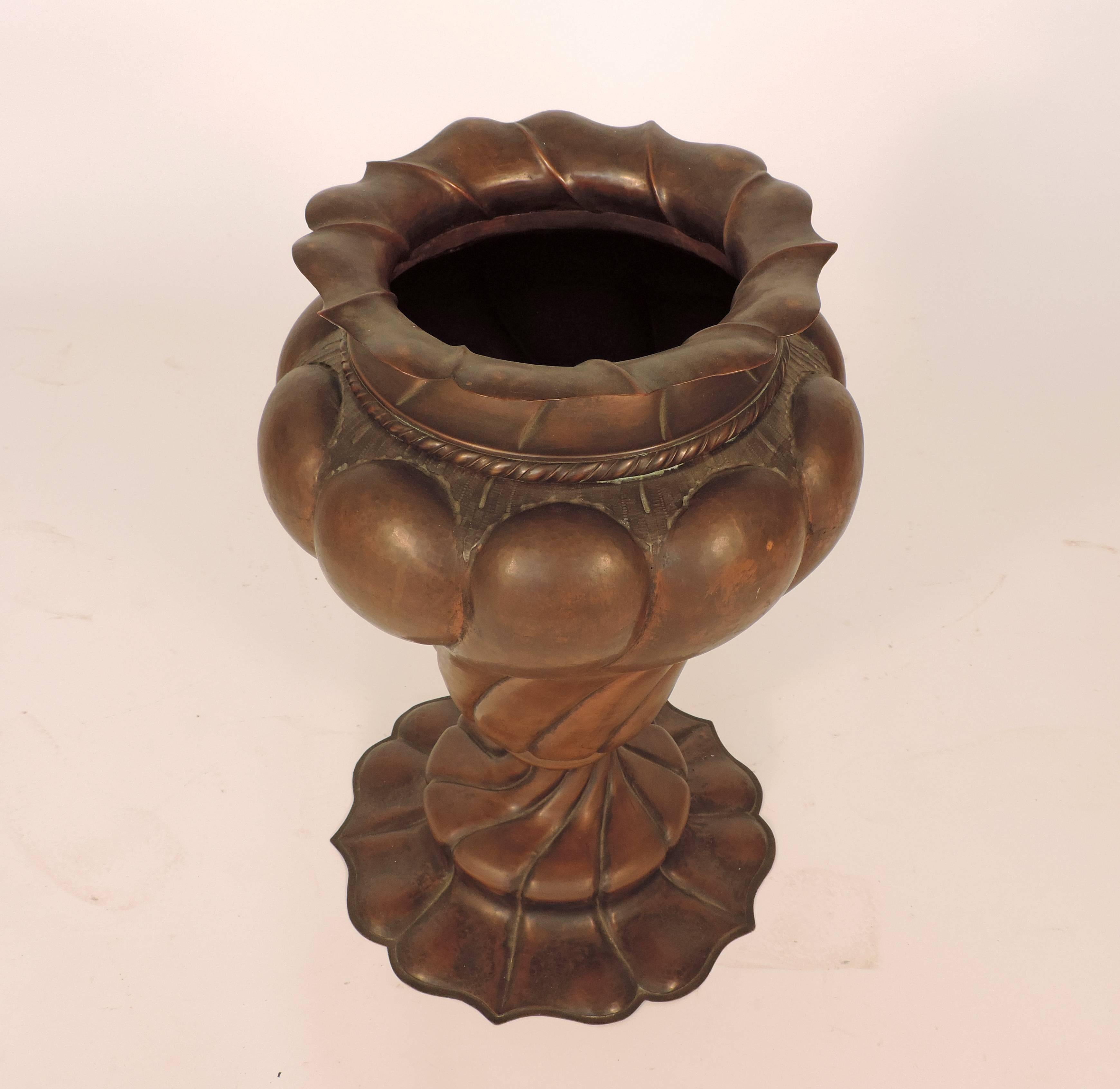 Monumental Italian 1920s copper vase In Excellent Condition In Milan, IT