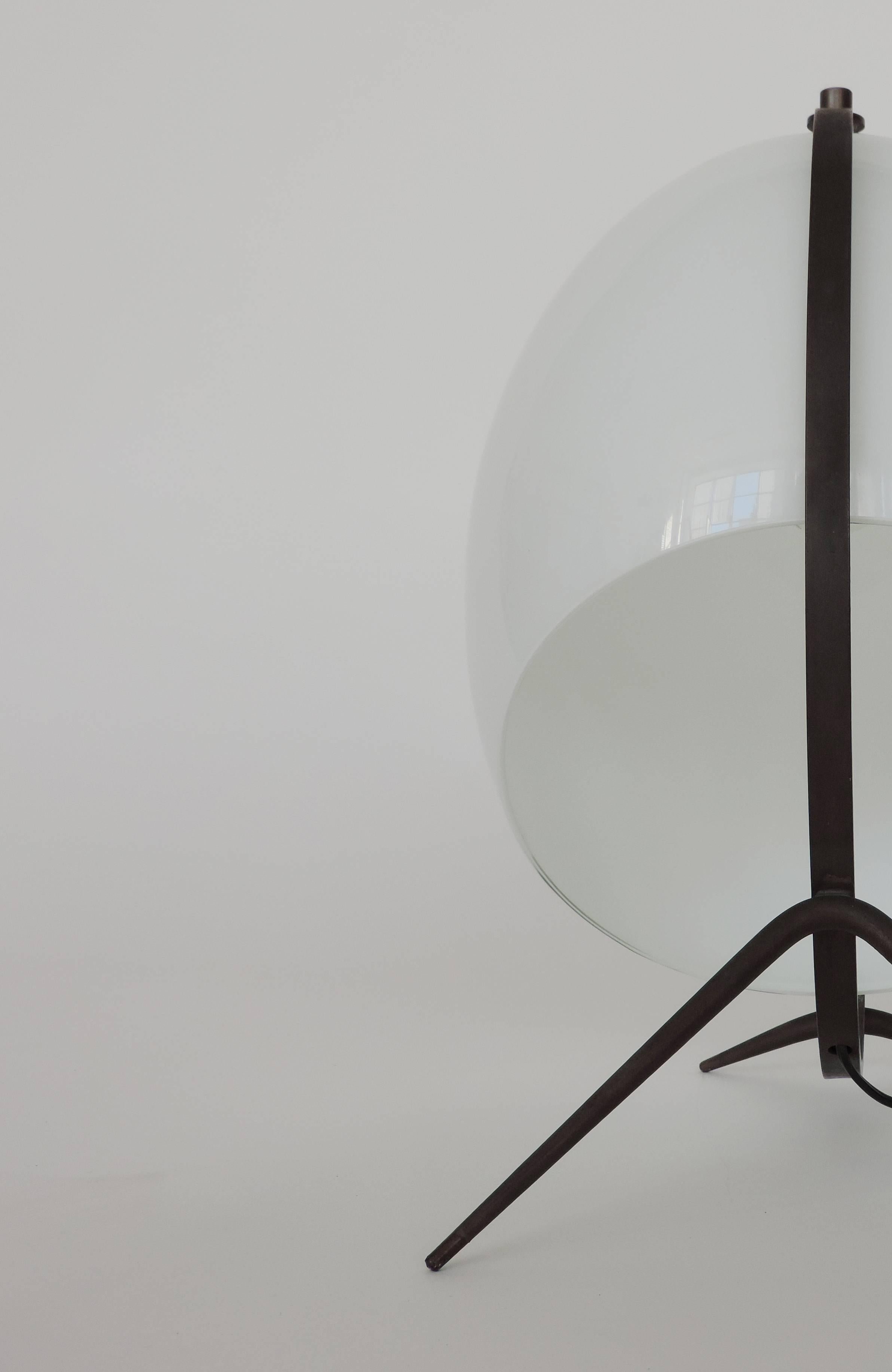 Lampe de table italienne 'surréaliste' en laiton et verre de Murano.
Italie années 1950