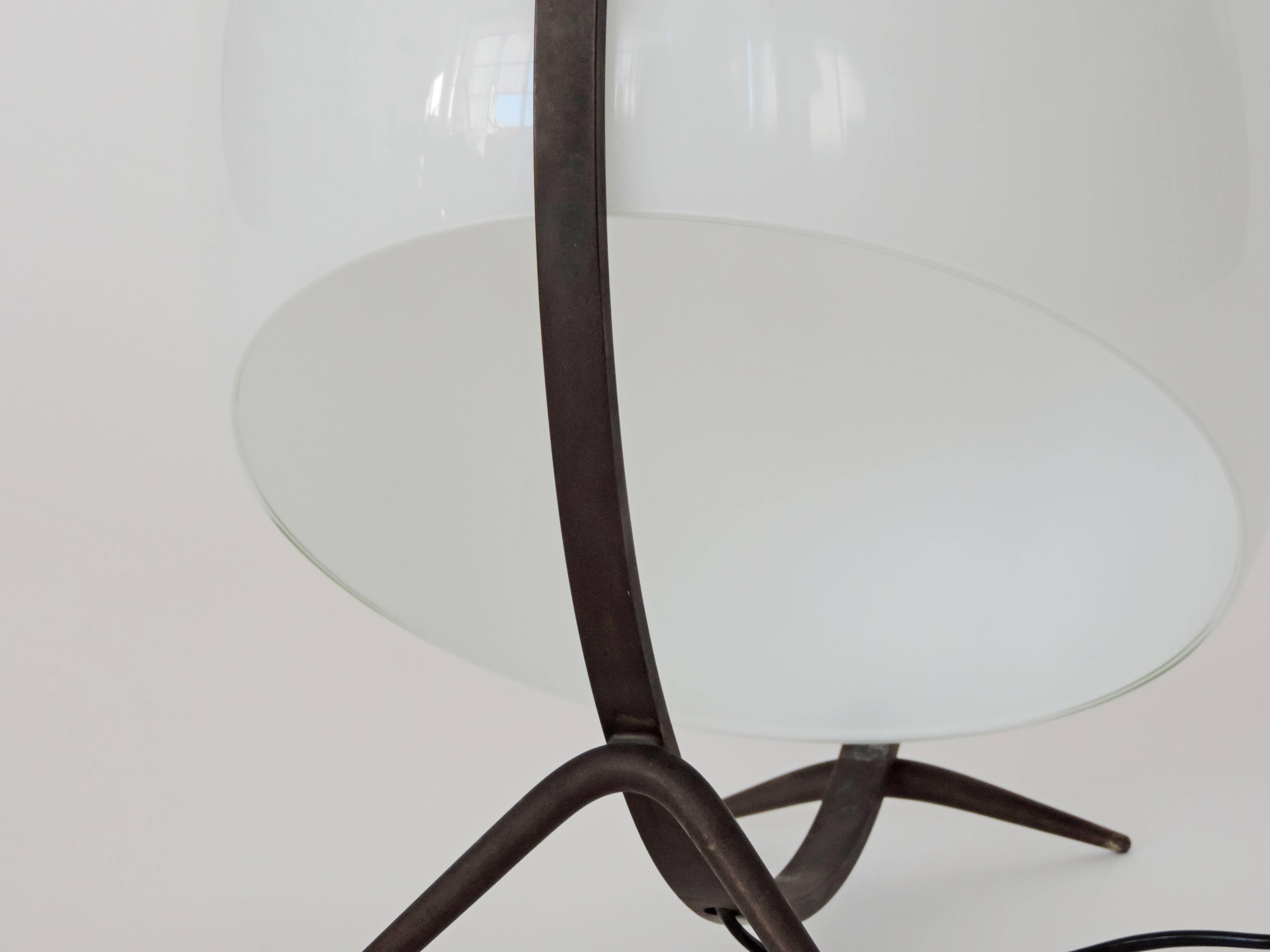 Lampe de table sculpturale italienne en verre de Murano et métal, années 1950 en vente 2