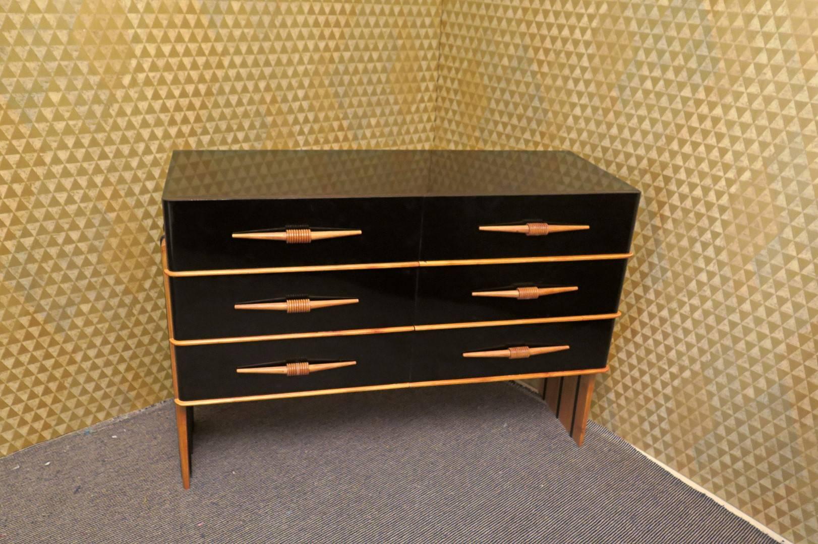 Very particular dresser Art Deco, lacquered all black and details in maple. Six drawers and six beautiful handles. Very beautiful part side.