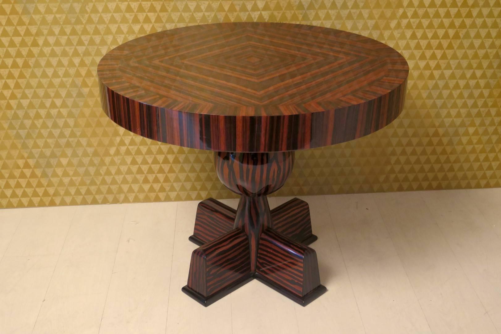 Art Deco italian side table from 1940. All veneered in ebony macassar wood. Round top with a high edge that runs all the way around. Under the top there is a central leg formed by a large sphere and four feet. Particular the design of the veneer on
