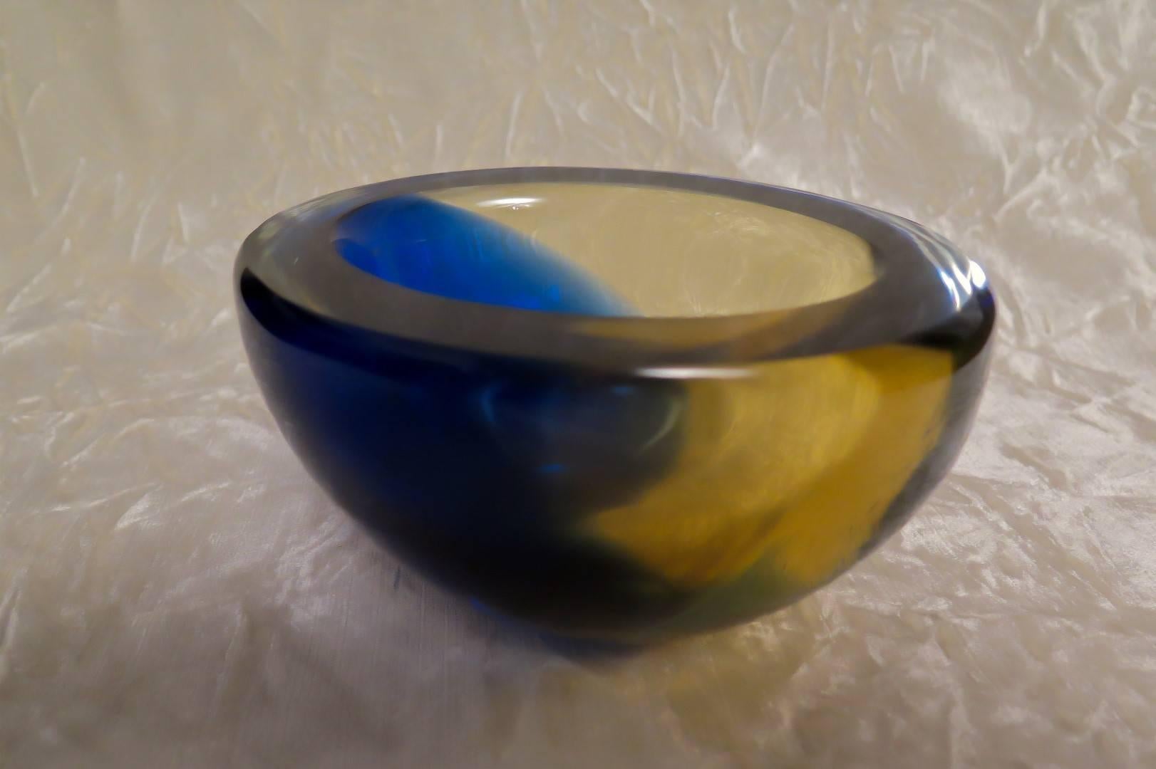 Ashtray in Murano glass, signed Venini of blue and yellow.