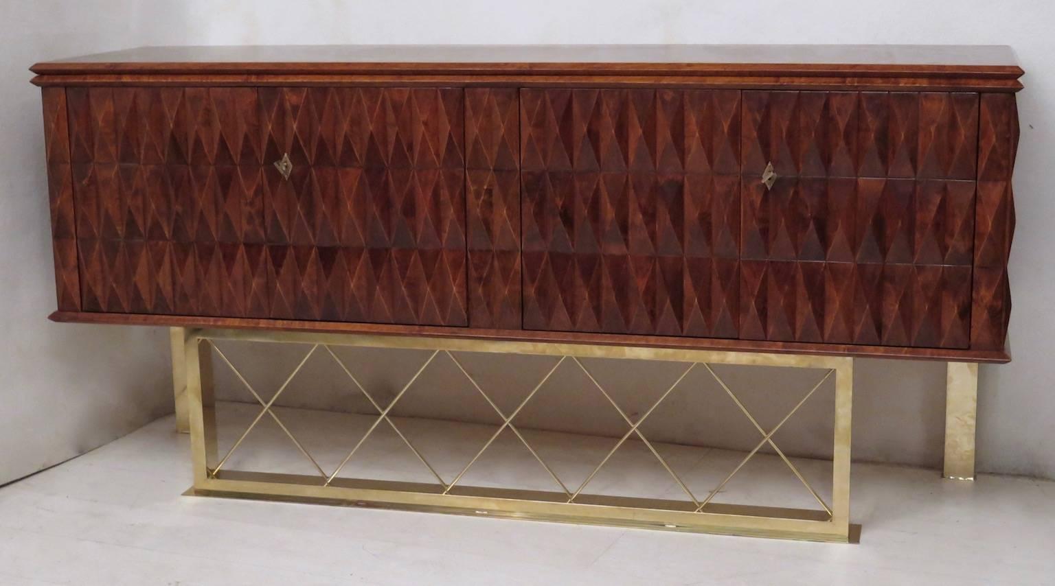 1940 Italian Art Deco sideboard, all in cherrywood, with brass foot. Linear but particular in its design, formed by many small pyramids in cherrywood. Four door very roomy. To note even its legs all in brass, with brass wires that cross. 