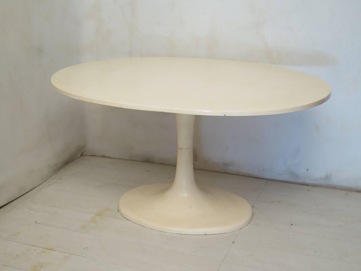 Beautiful oval table in the tulip shape, from the middle of the century.

The structure is all in plastic and white resin. Its shape is the Classic tulip shape by Eero Saarinen. The table is in a perfect oval.

Restored by the expert hands of our