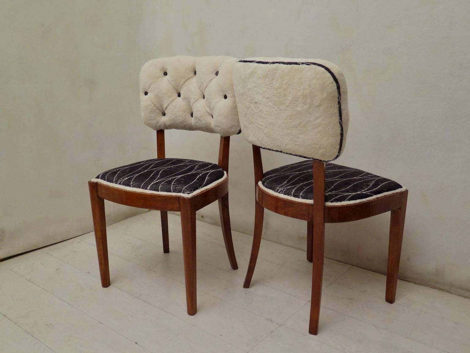 Pair of chairs from the mid-20th century. Structure in walnut wood, with seat upholstered in Fine black fabric, with drawings of leaves. While the backrest of the chairs, has been quilted to 