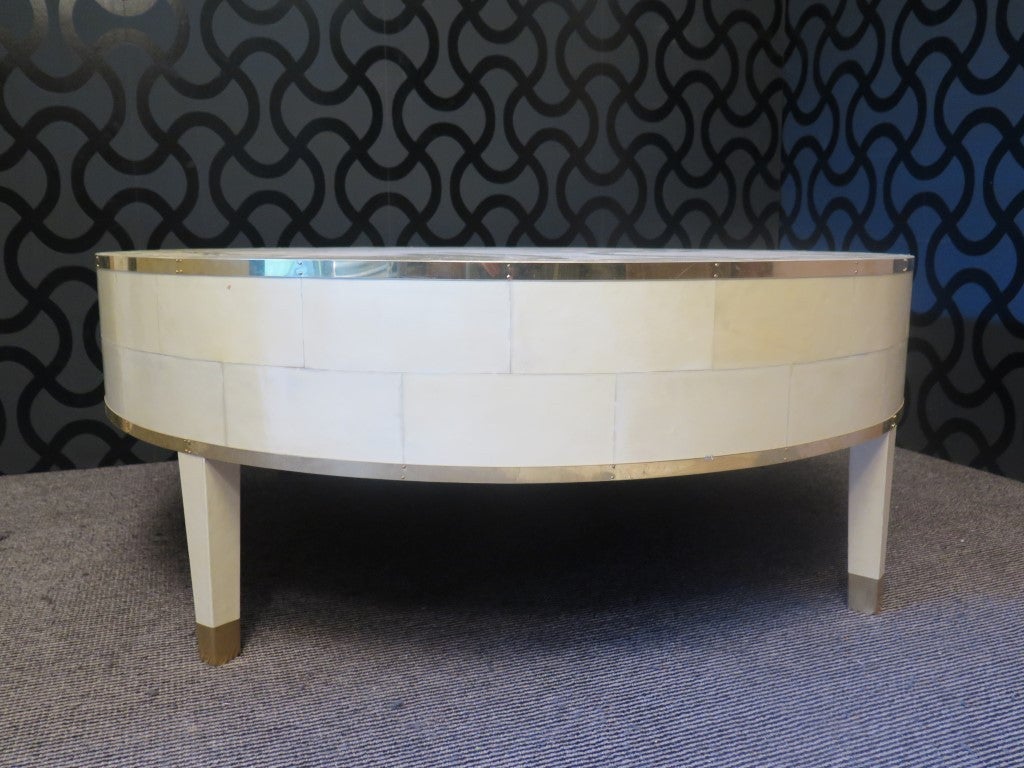 1940 Art Deco Round Goat Skin and Brass French Sofa Table, 1940 In Excellent Condition In Rome, IT