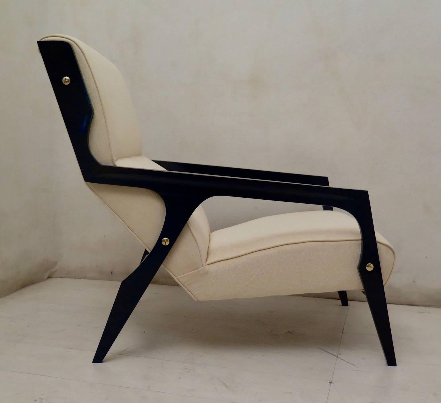 Beautiful armchairs in characteristic Italian style of Paolo Buffa, Vittorio Dassi and Osvaldo Borsani.  

Structure completely in wood polished in black lacquer, sitting covered in particular white fine velvet. Very nice to follow is the movement