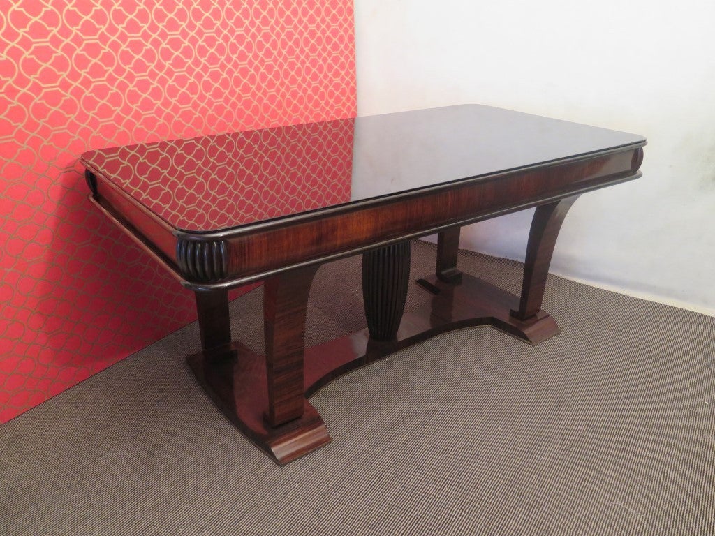 Vittorio Dassi table from the middle of the century, beautiful table in the Italian style of that golden age. Two refined materials, walnut wood and black glass opal.

The wooden top is surmounted by a glass in black opal, and has a rounded side