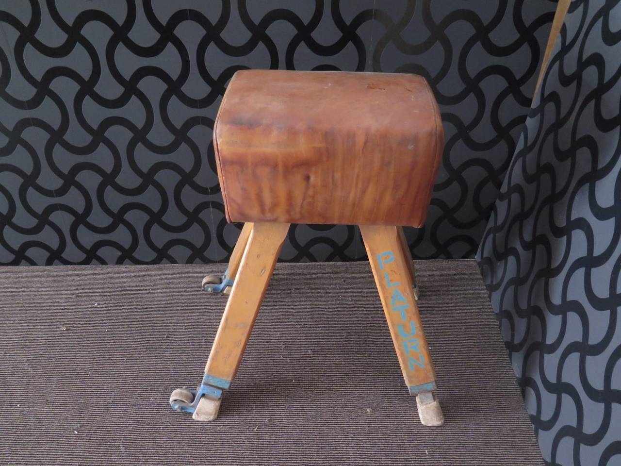 1960s gym horse. Upper part covered in leather, well-kept and of the period.

The lower part, the four legs, is made of wood. At the end of the legs are iron squares that allow you to raise and lower the gym horse. In addition two legs have final