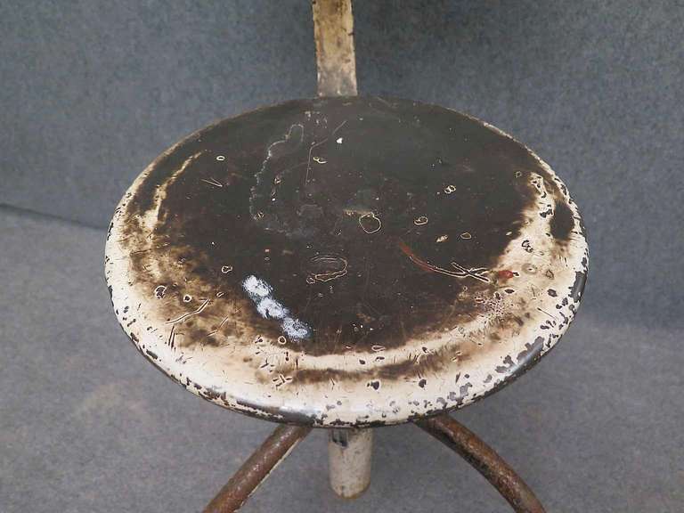 Mid-Century moderno Sedia/sgabello girevole industriale italiana rotonda in metallo del Medioevo, 1960 in vendita