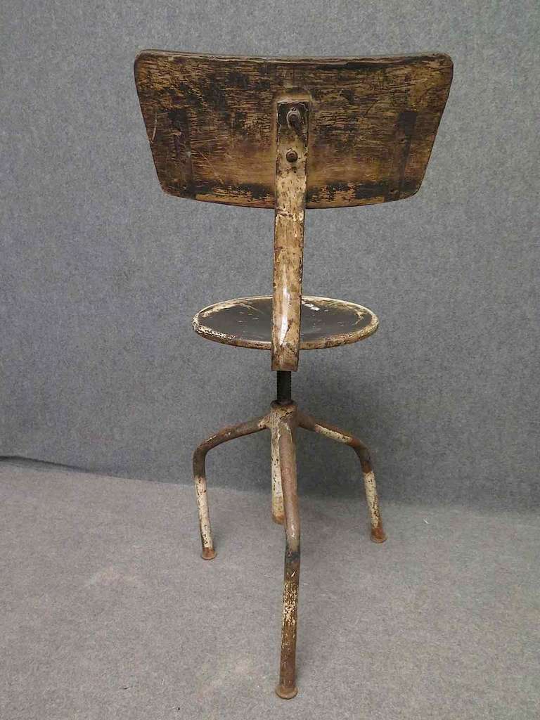 Italiano Sedia/sgabello girevole industriale italiana rotonda in metallo del Medioevo, 1960 in vendita