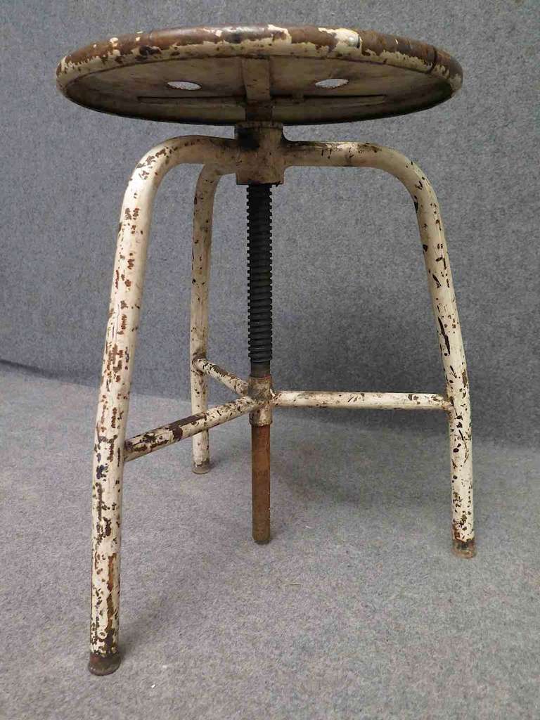 Midcentury Round Metal Italian Industrial Stool, 1960 In Good Condition For Sale In Rome, IT