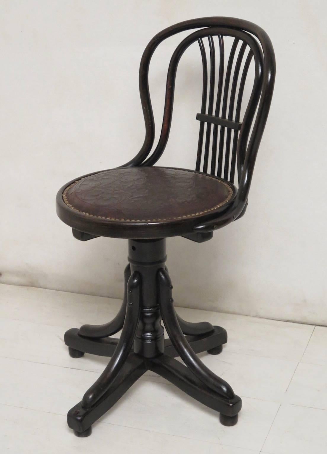 Thonet swivel chair for piano from the end of the 1800s.

The chair in bentwood, is all in wood polished in black lacquer. The seat, round in the shape, is still covered with its original leather and all around its buttons. The backrest is formed