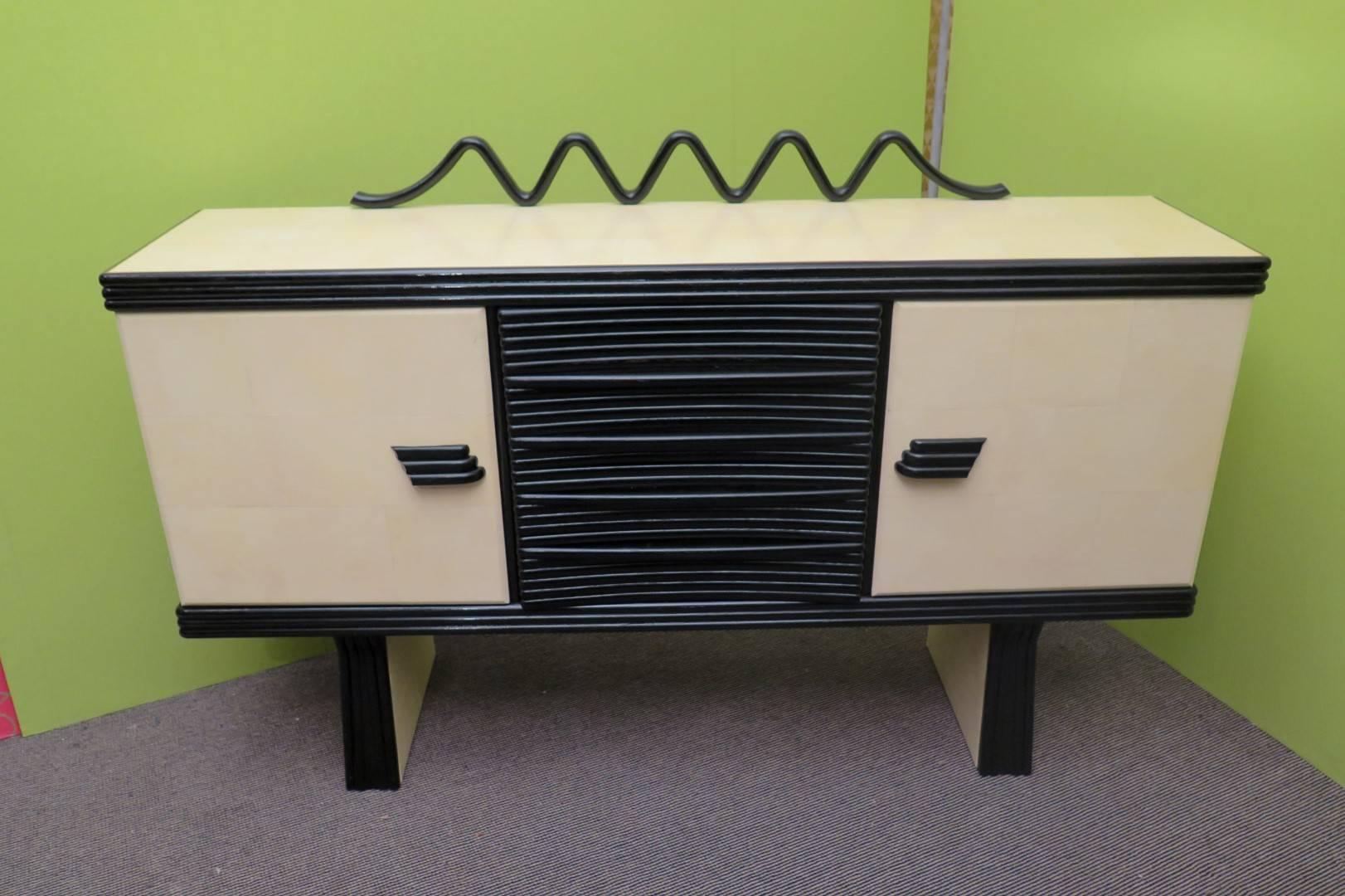 Taste and Italian flavour for this typical sideboard of Pier Luigi Colli, classic in his design but very refined in the process of working of the materials.

The sideboard is composed of two side doors and a series of four central drawers. The doors