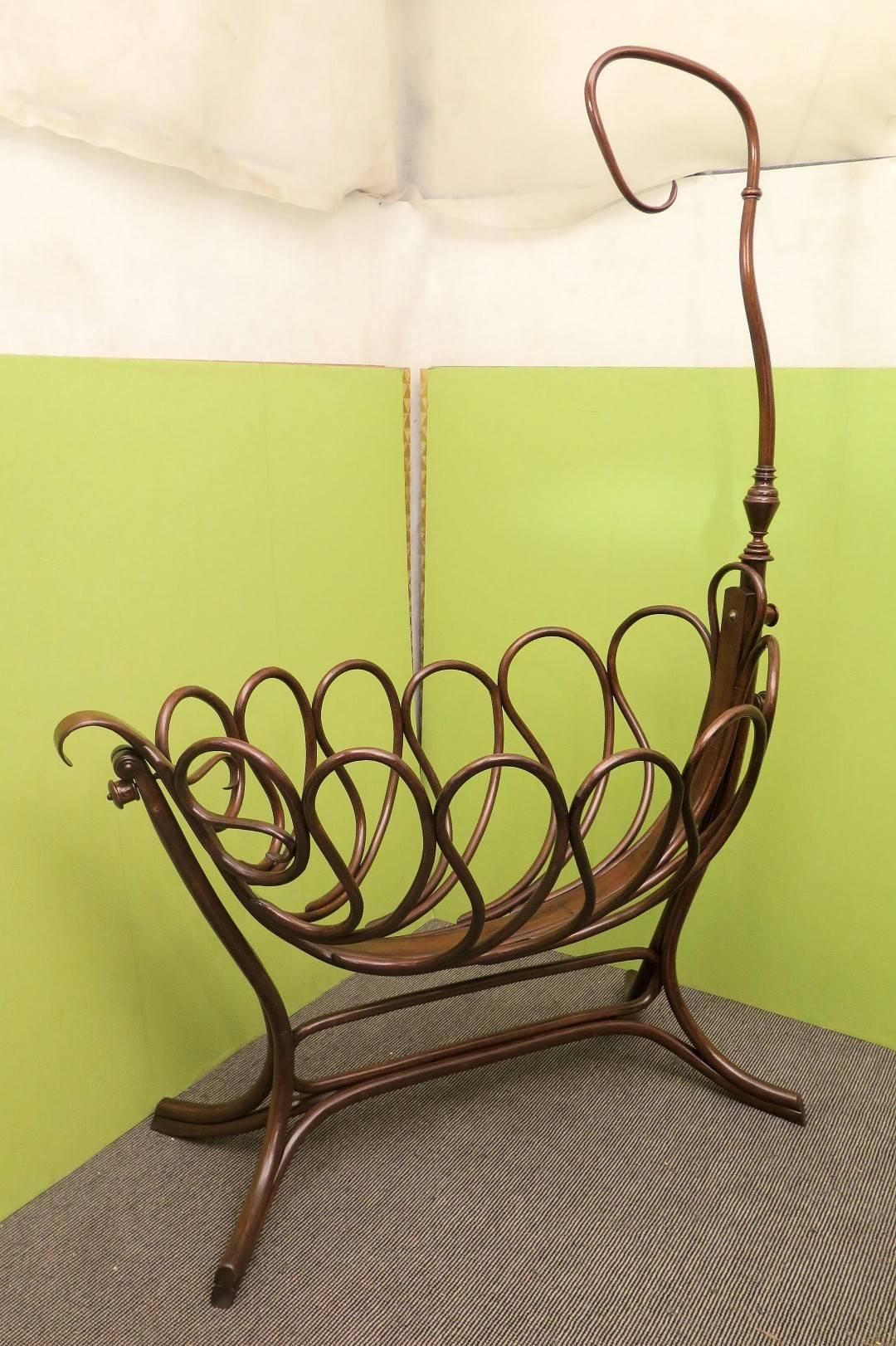 Cradle signed Thonet, all in bentwood has the ability to stop the rocking, and to remove the upper part. Very beautiful shape of the drop. A similar cradle is represented in the Museum of Modern Art, in New York City.

The development of a novel