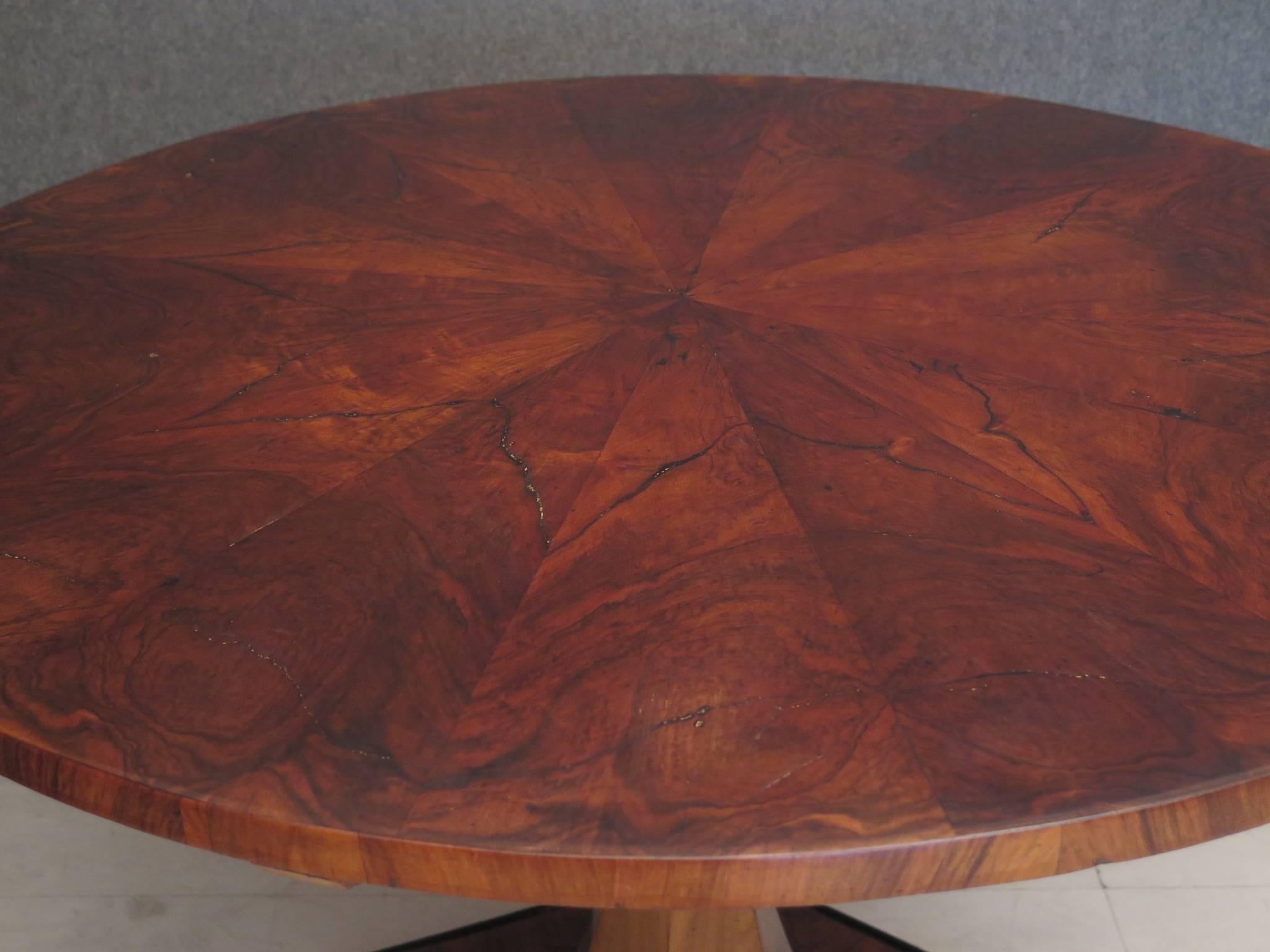 Biedermeier Round Walnut Wood Austrian Folding Table, 1920 In Excellent Condition In Rome, IT