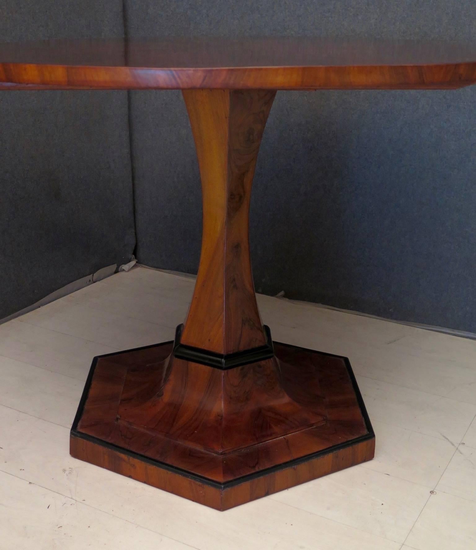 Biedermeier Round Walnut Wood Austrian Folding Table, 1920 3