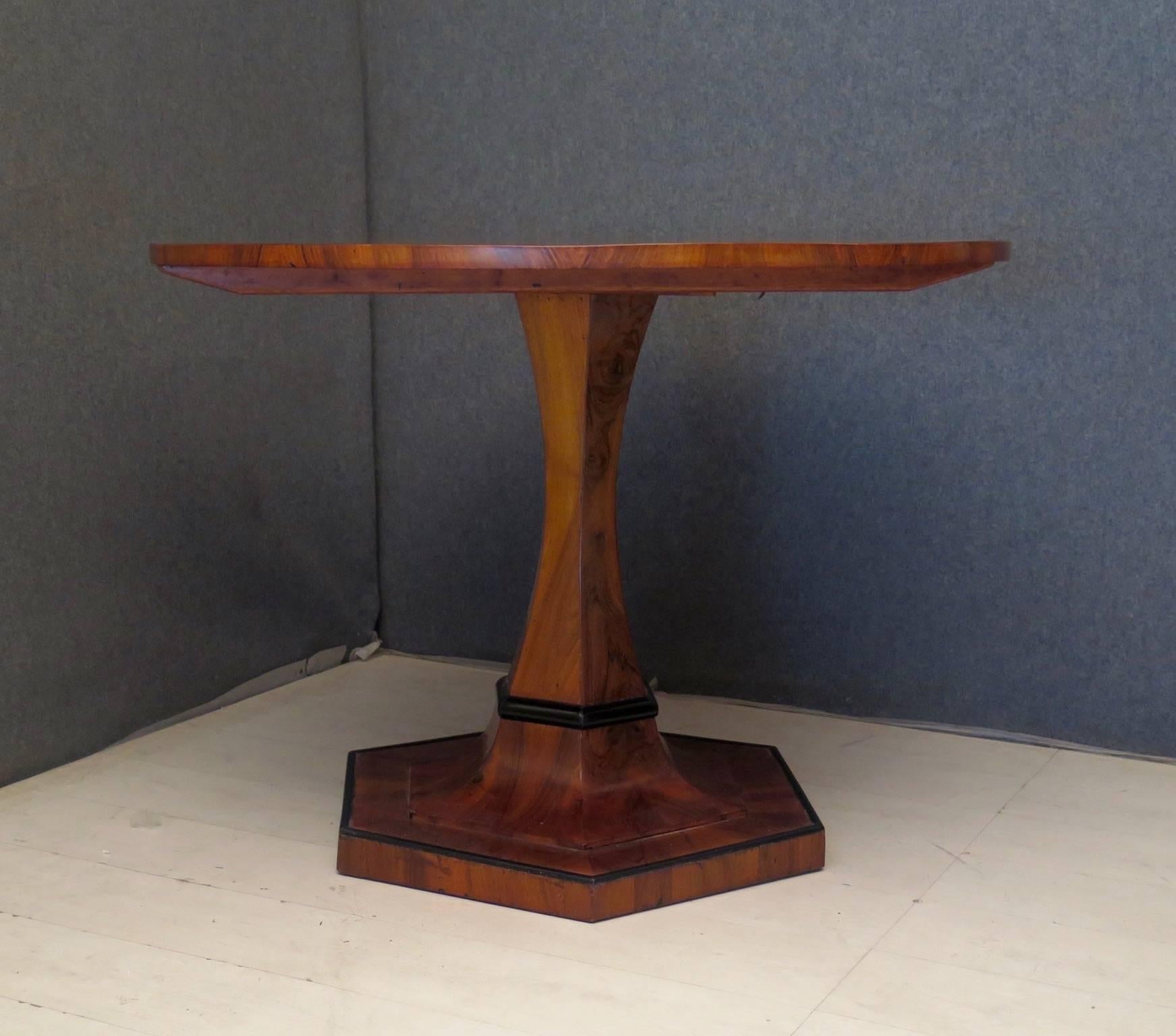 Biedermeier Round Walnut Wood Austrian Folding Table, 1920 7