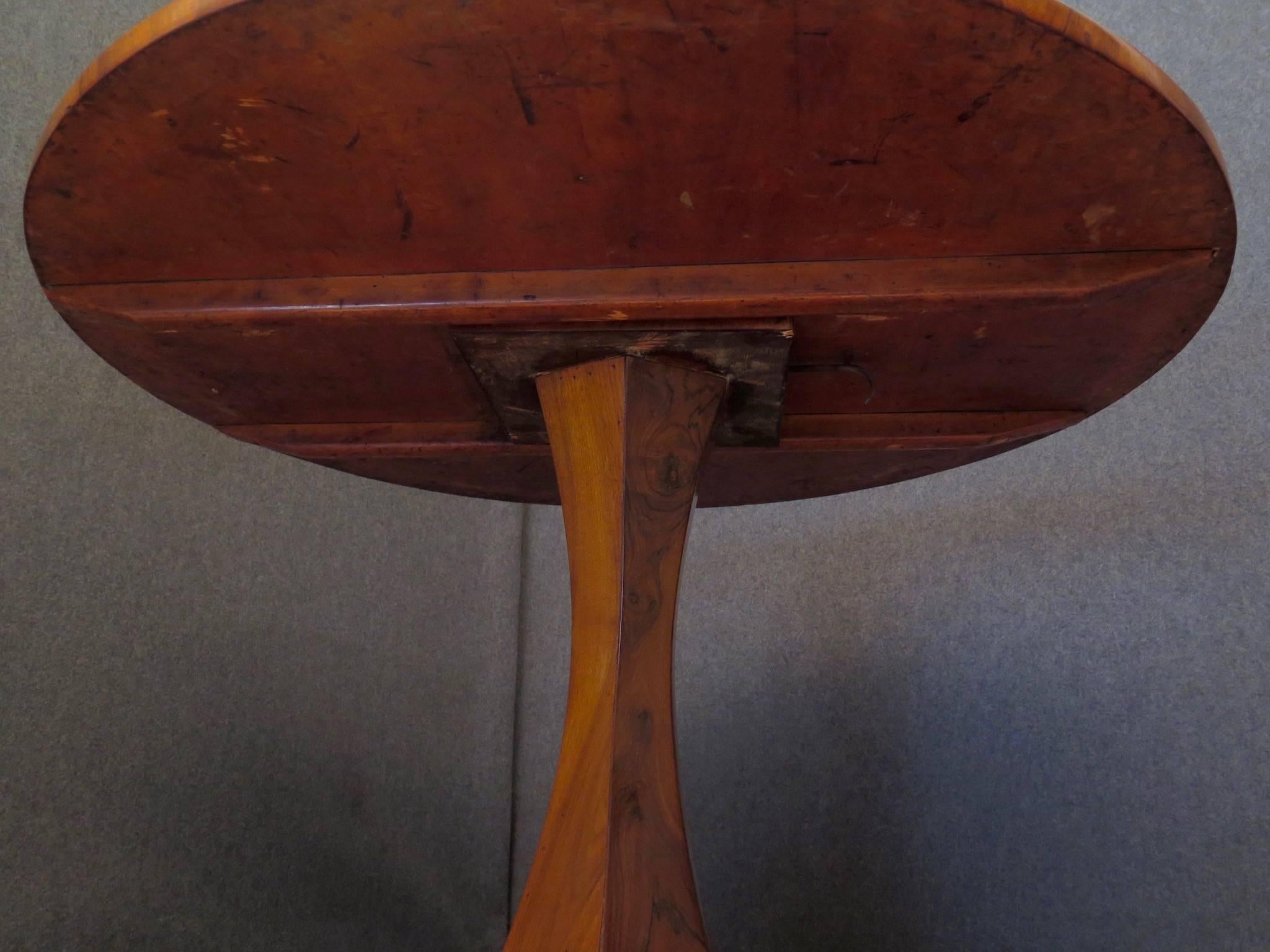Biedermeier Round Walnut Wood Austrian Folding Table, 1920 8