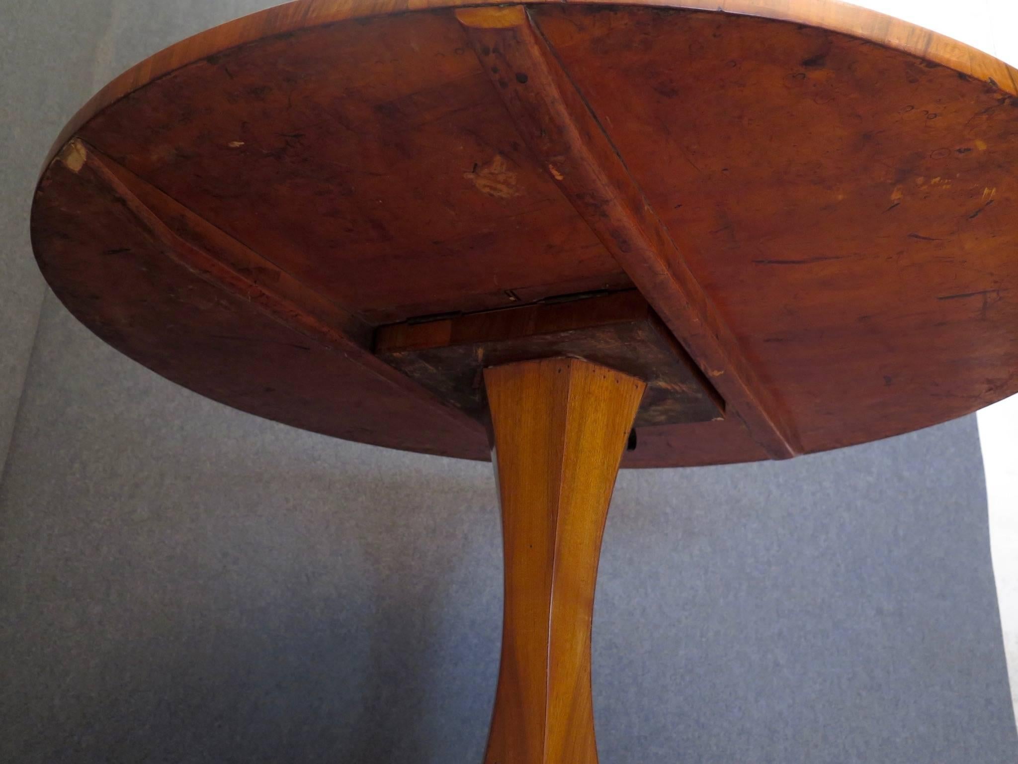 Biedermeier Round Walnut Wood Austrian Folding Table, 1920 10